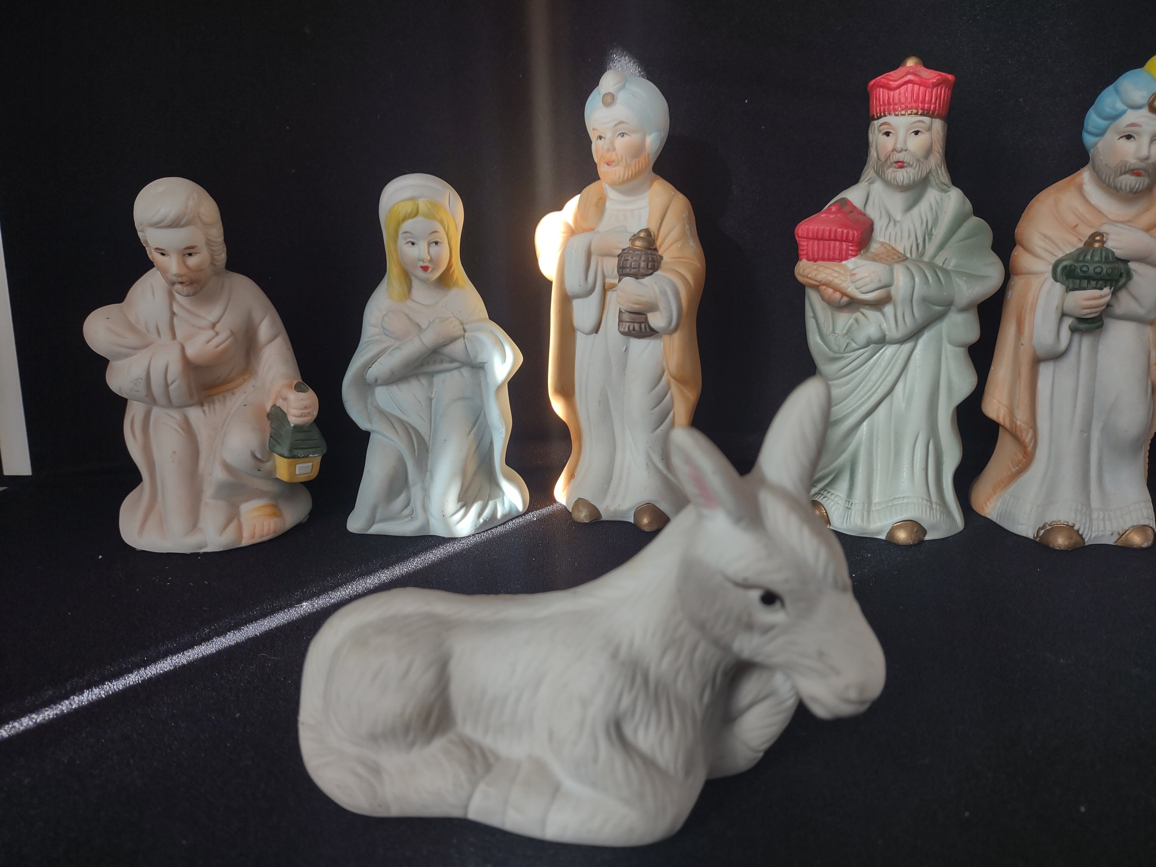 Vintage Christmas Porcelain Nativity Set NO BABY JESUS (lot 2437)