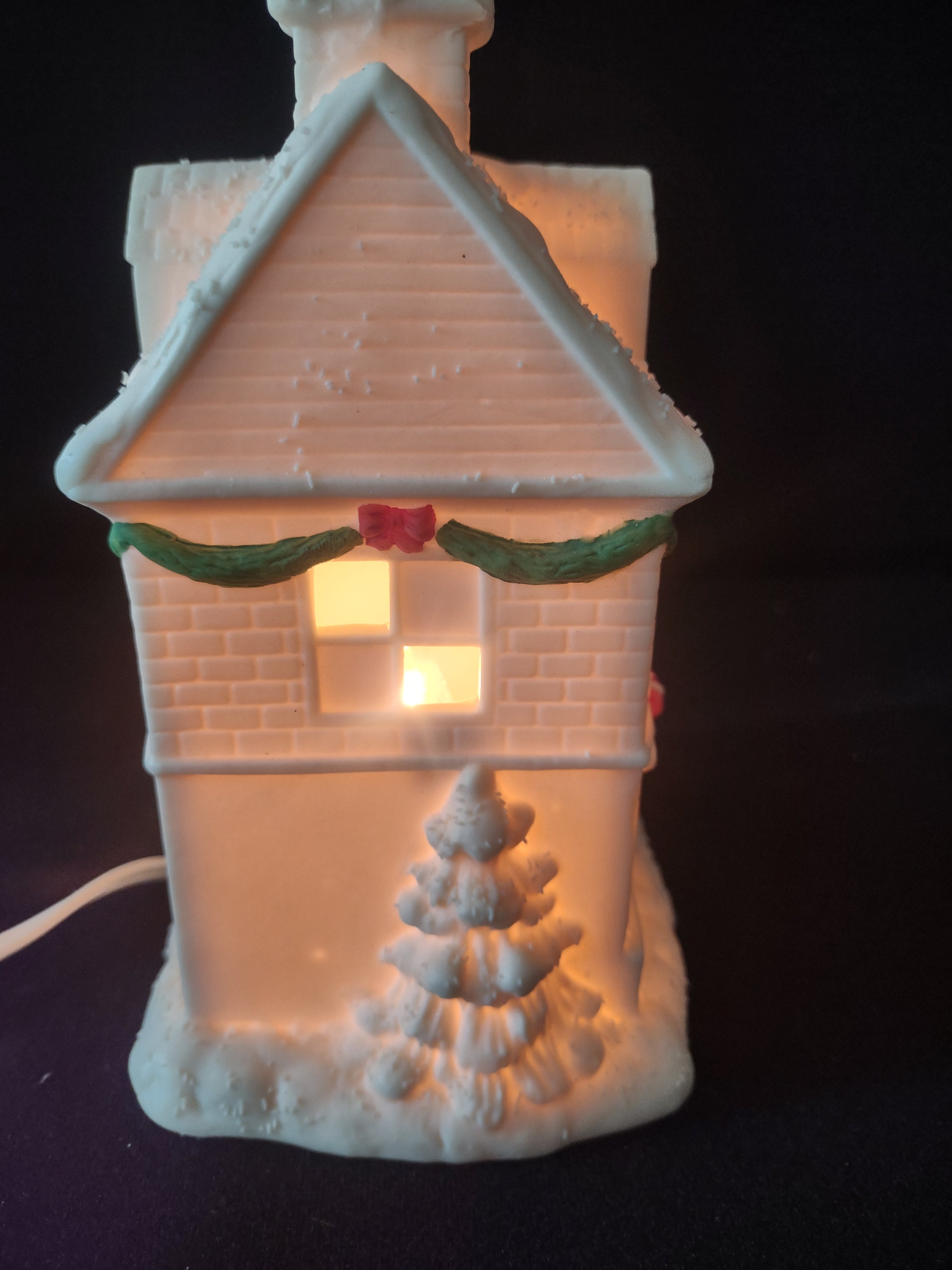 Vintage Thrift Drug Winter Wonderland Village Porcelain Light Up House (Lot 3597