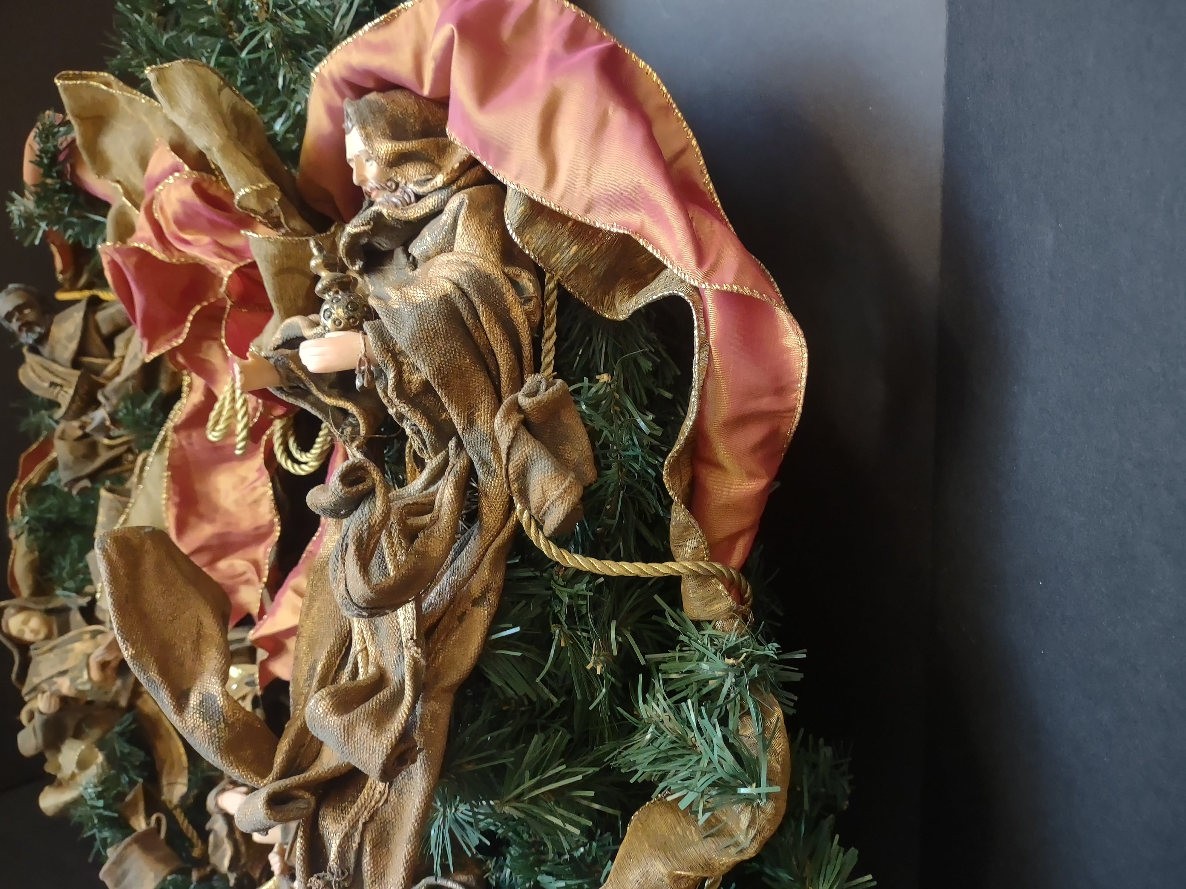 Vintage Artificial Christmas Wreath with Nativity Figurines (lot 1177)