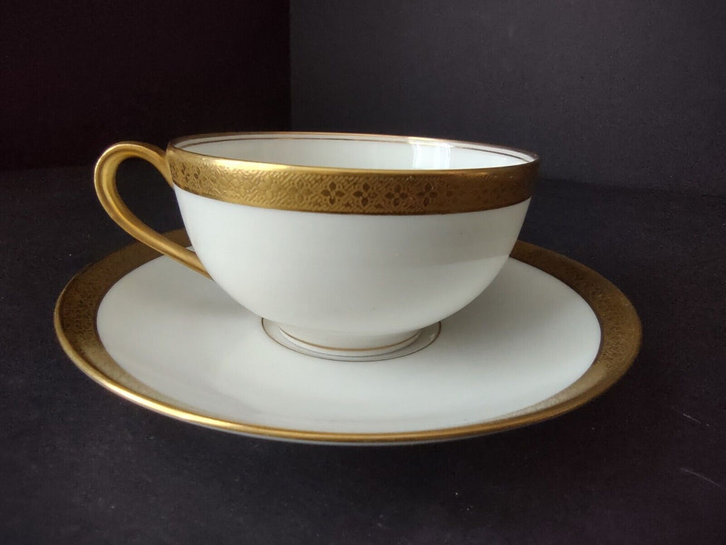Haviland Limoges France Sophisticated Gold Trim White Teacup & Saucer (lot 656)