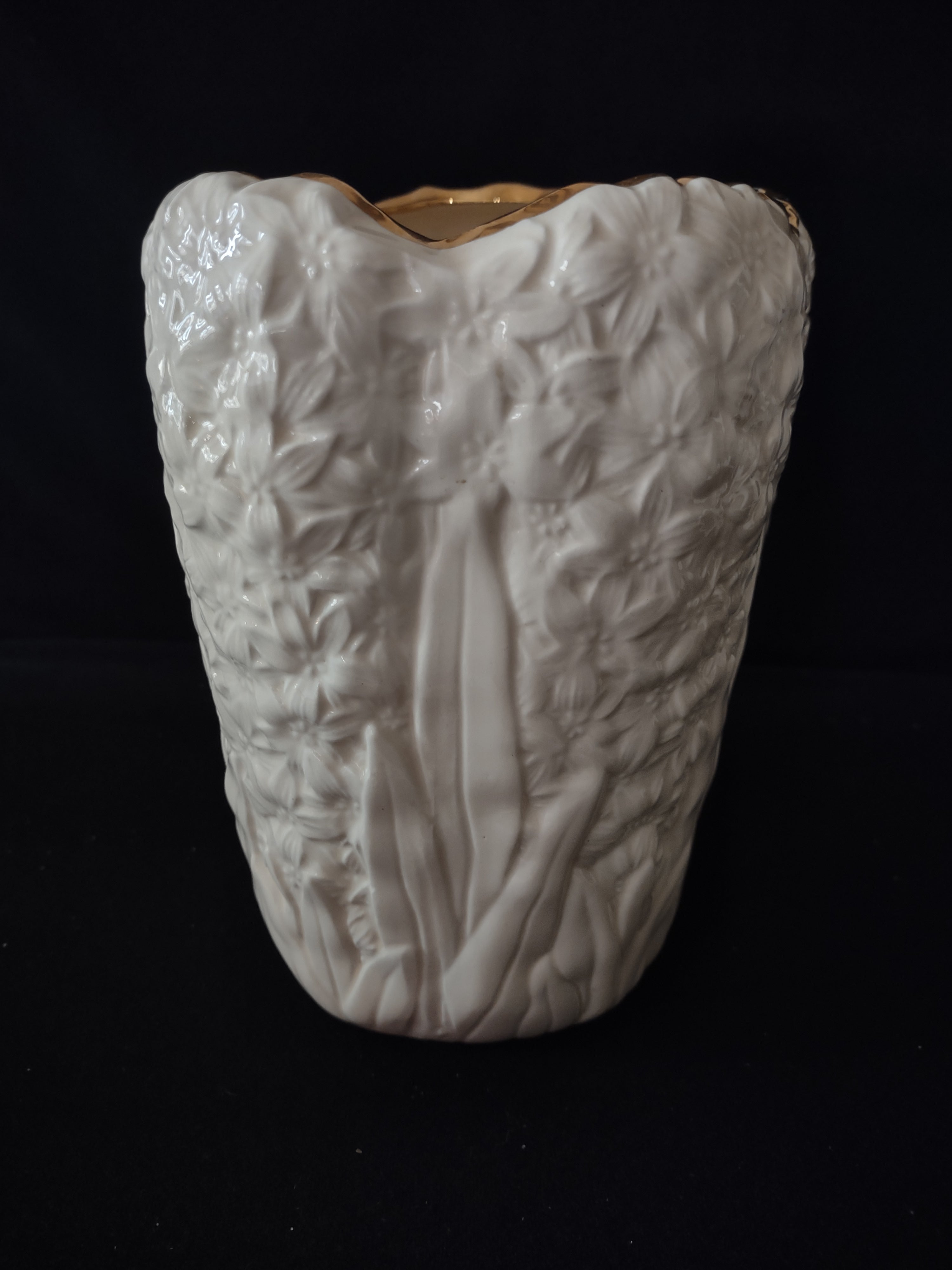Gold Trim Cream Color 8" Hyacinth Design Vase (Lot 3141)
