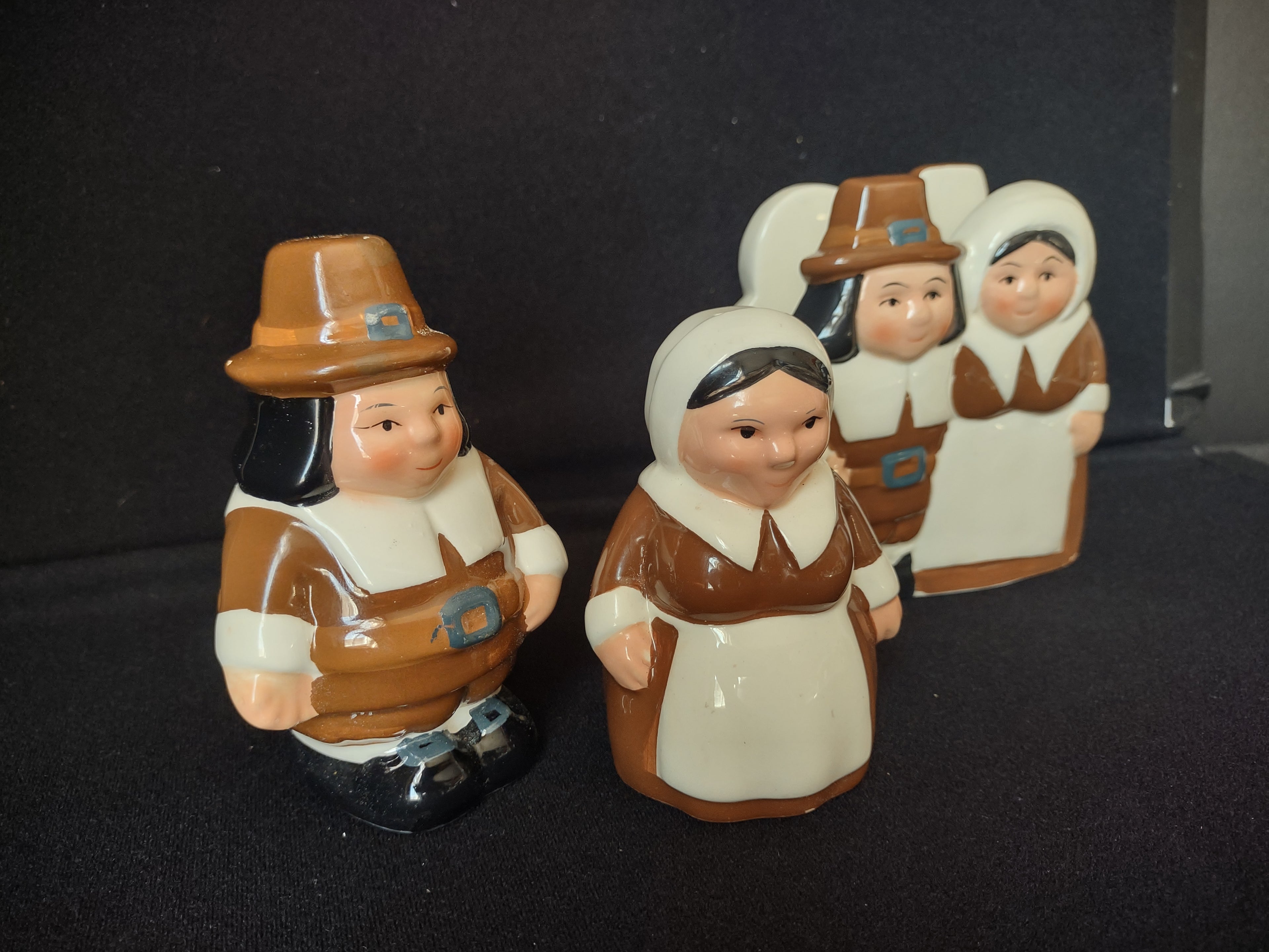 The Pilgrim Pair Thanksgiving Set Salt Pepper Shaker Napkin Holder (lot 2236)