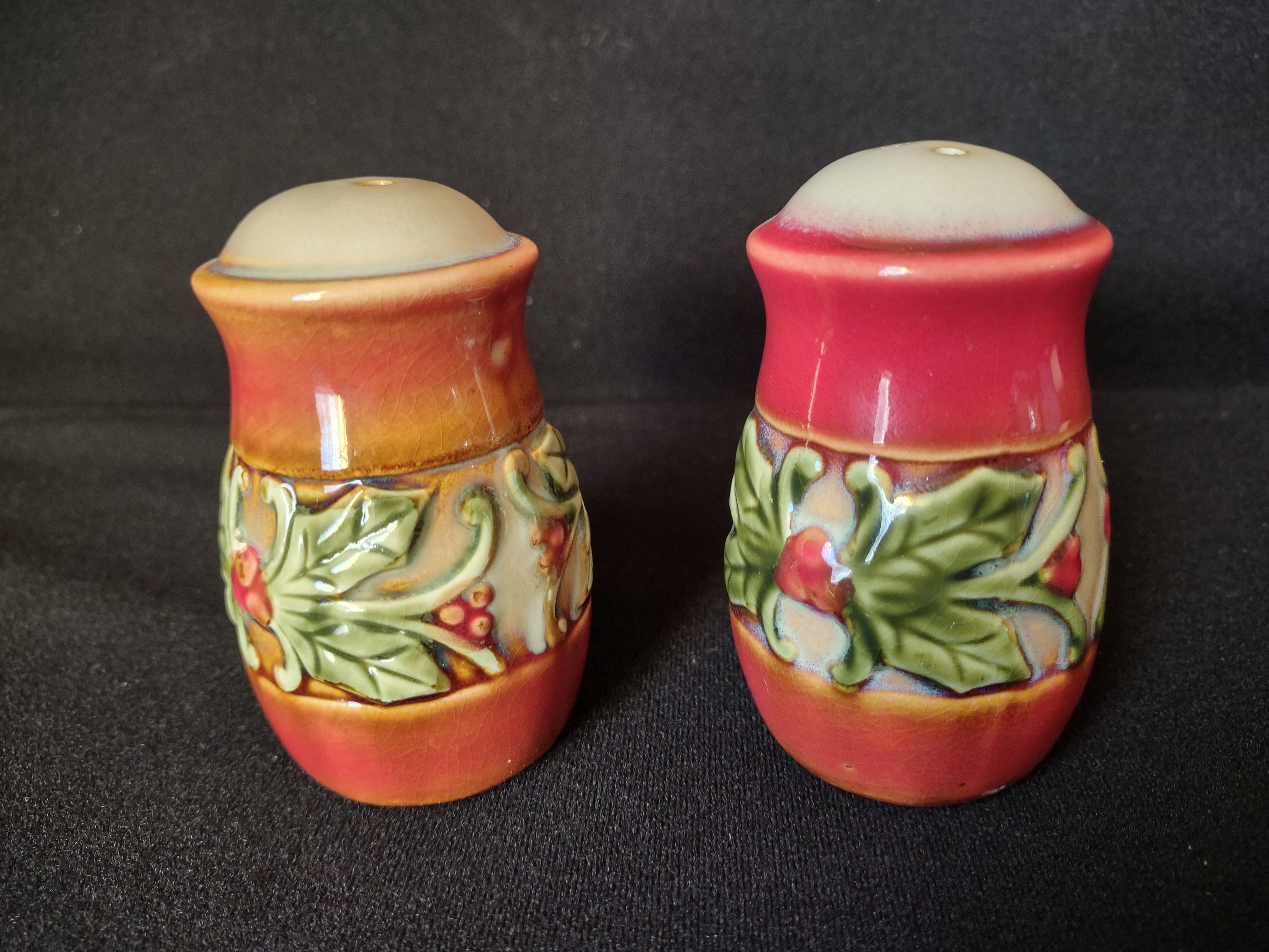 Holiday Thanksgiving Christmas Salt Pepper Shaker Poinsettia Ceramic (lot 1696)