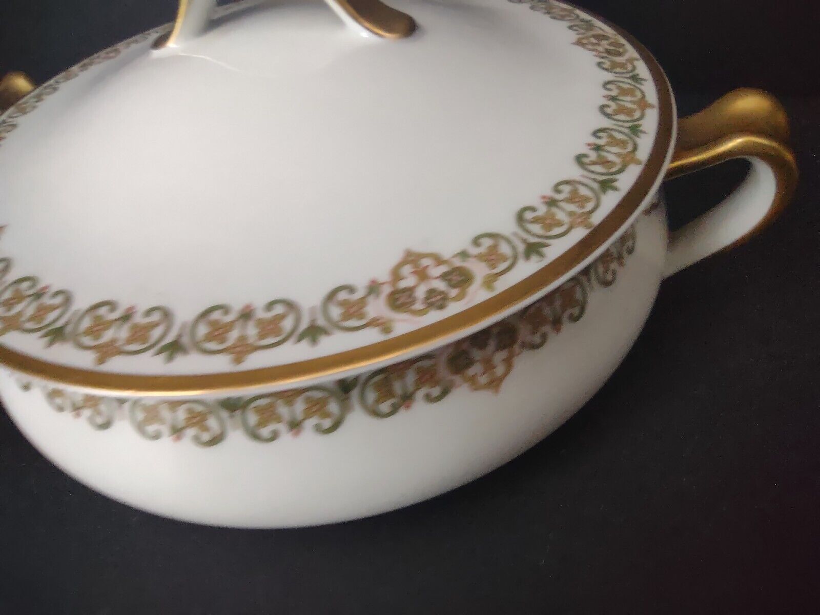 Haviland Limoges Round Soup Tureen Four Leaf Flower Green Red (lot 527)
