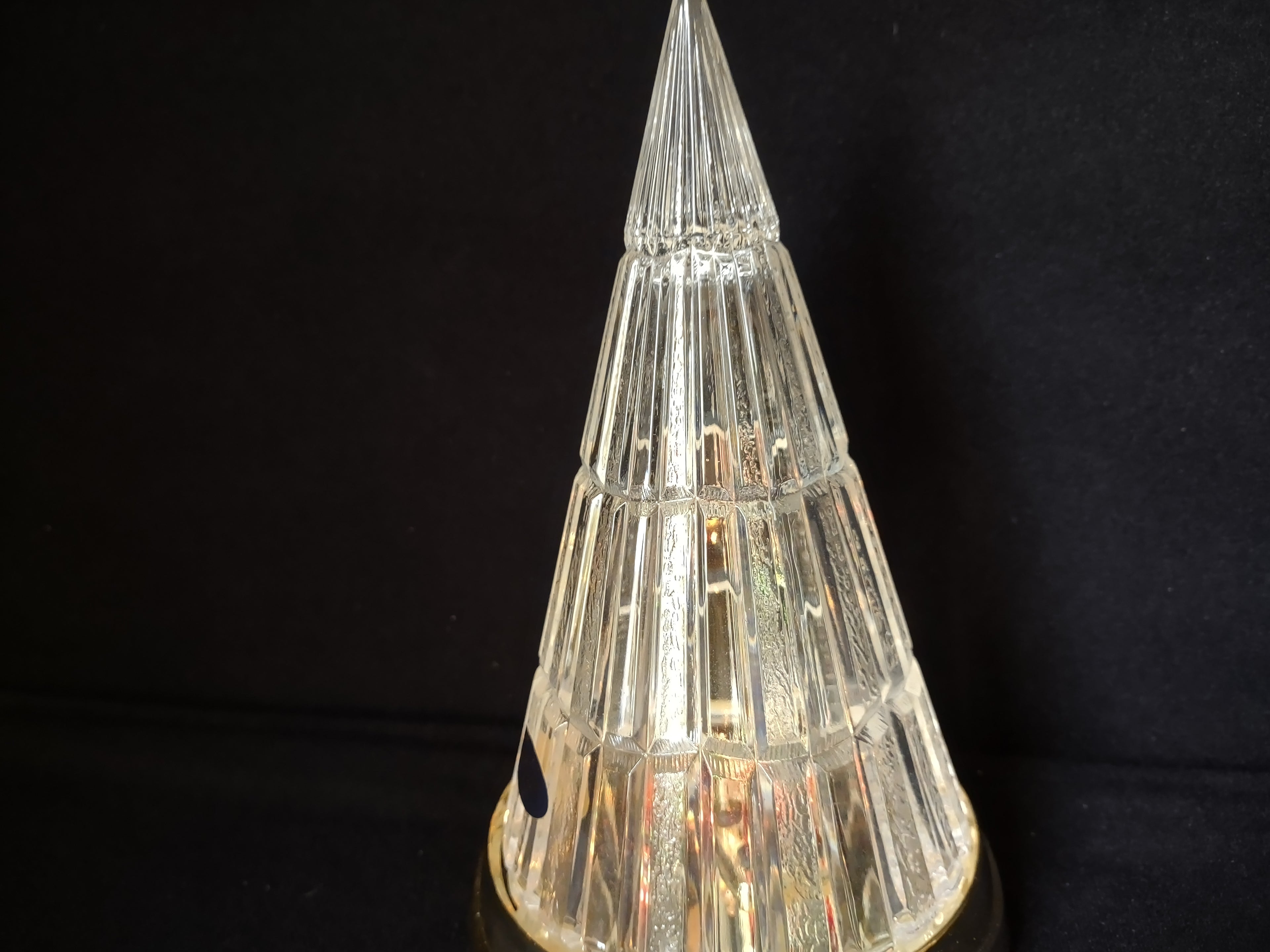 The American Crystal Collection Lighted Holiday Tree (lot 1732)