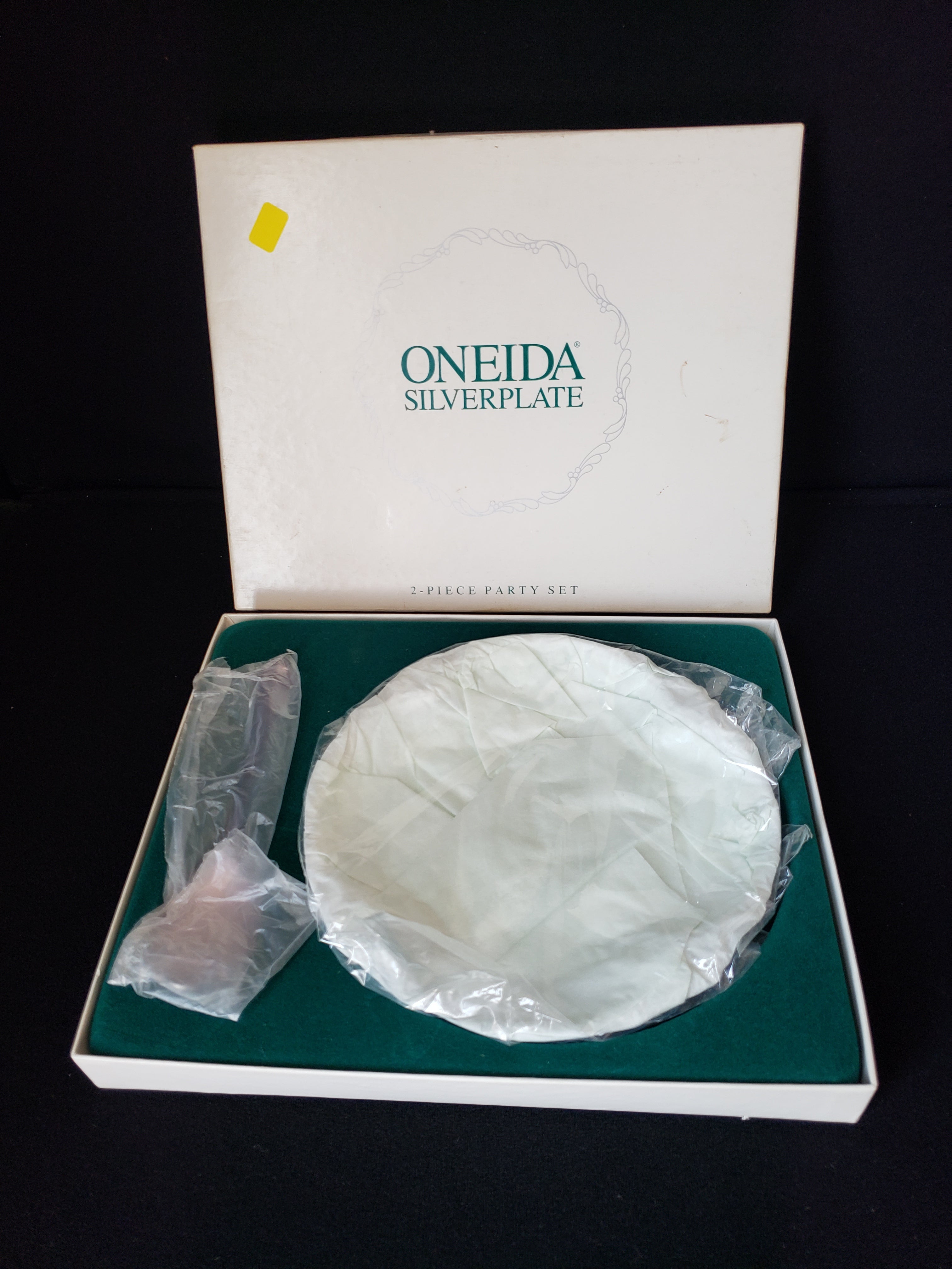 Vintage Oneida Silverplated 2 piece Party Dessert Set Tray Spoon (lot 2169)