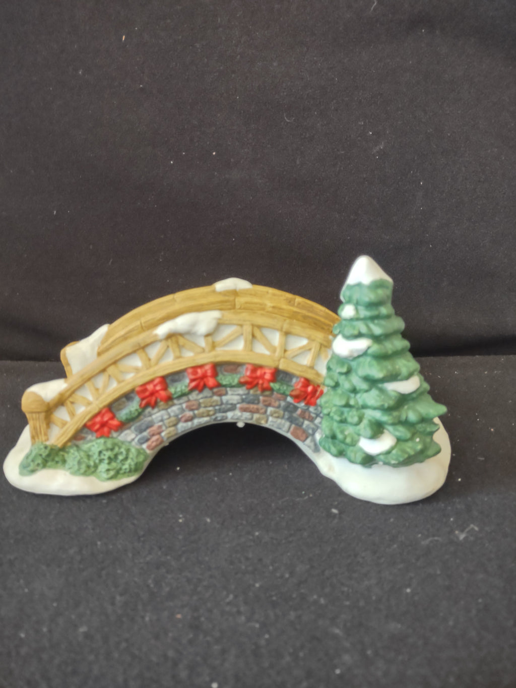 Vintage Christmas Village Porcelain Bridge Dickens Collectables (Lot 3825)