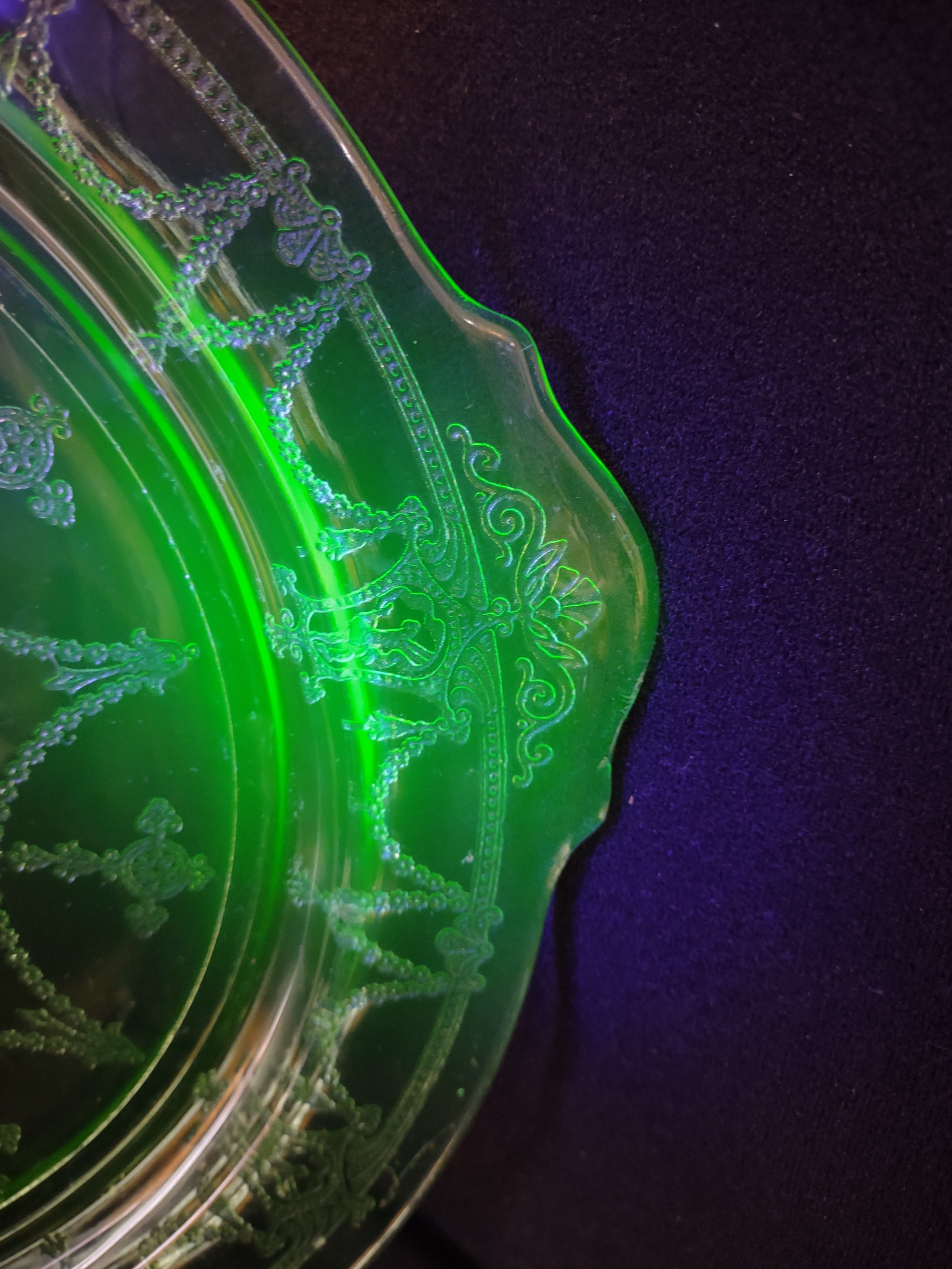 Vintage Green Vaseline Glass Ballerina Cameo Platter 10-1/2" (lot 2751)