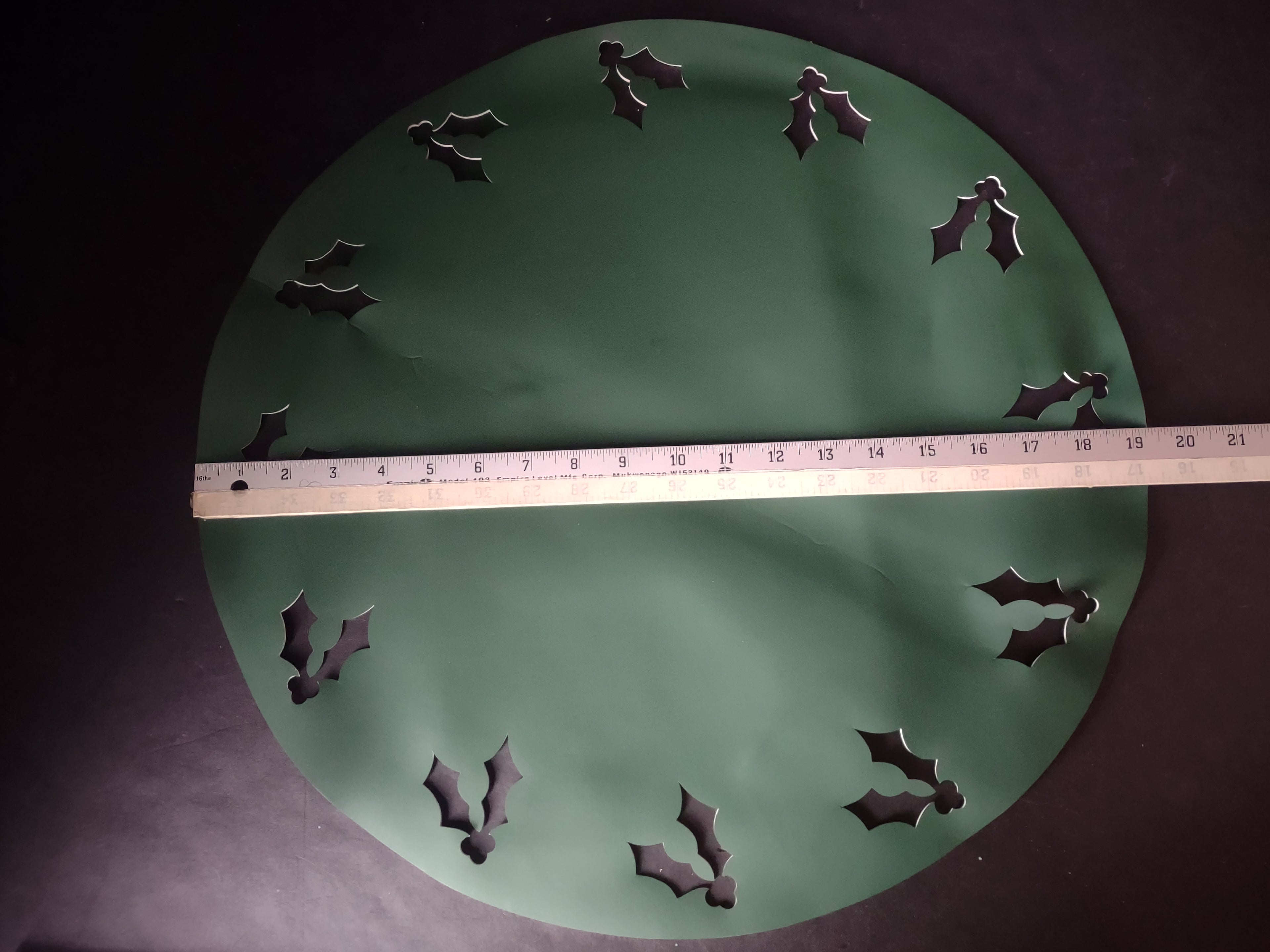 Christmas Extra Large Holly Table Mat Green Vinyl 19" (lot 3360)