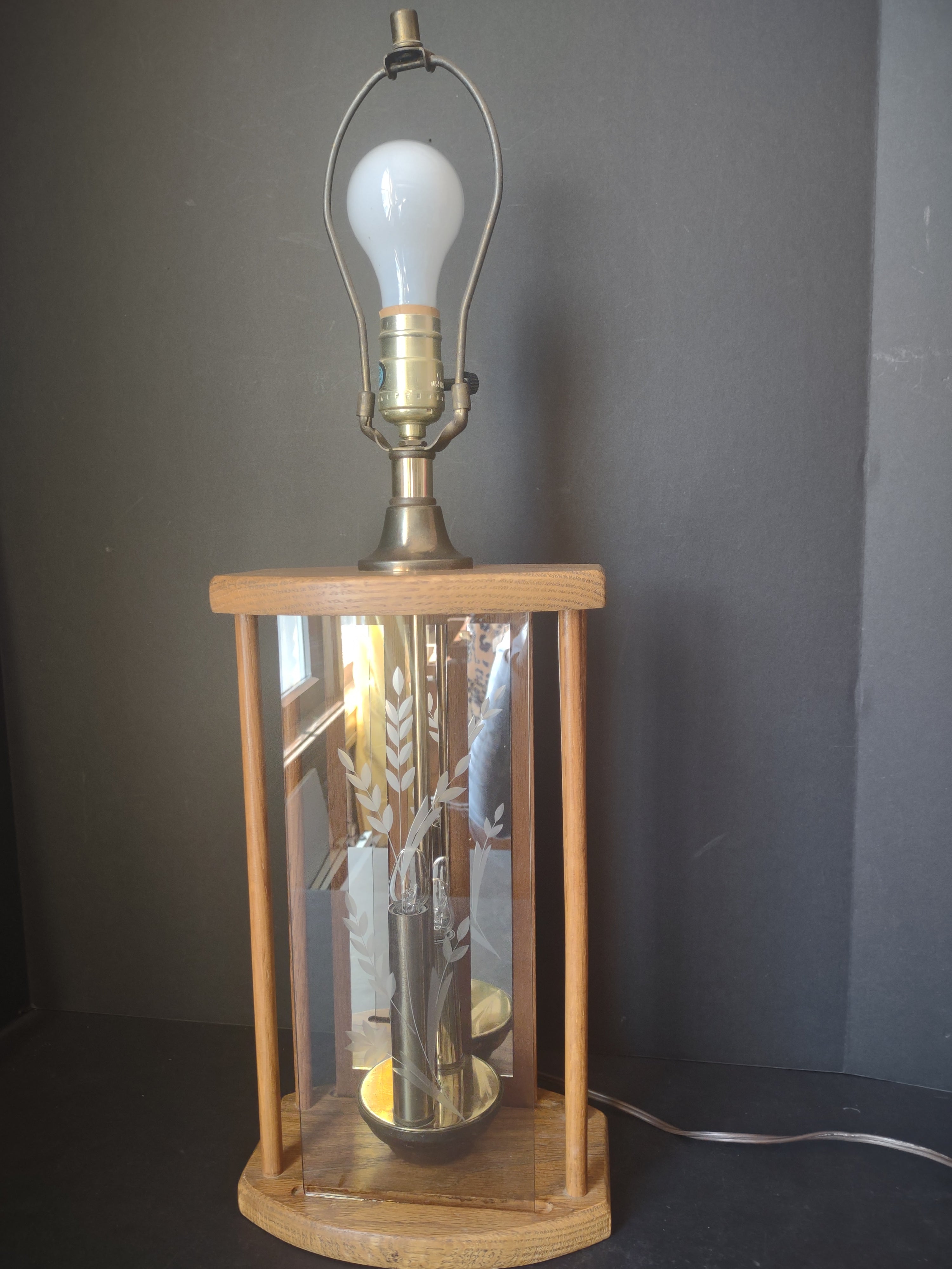 Vintage Retro Wood Table Lamp Etched Glass (lot 1745)