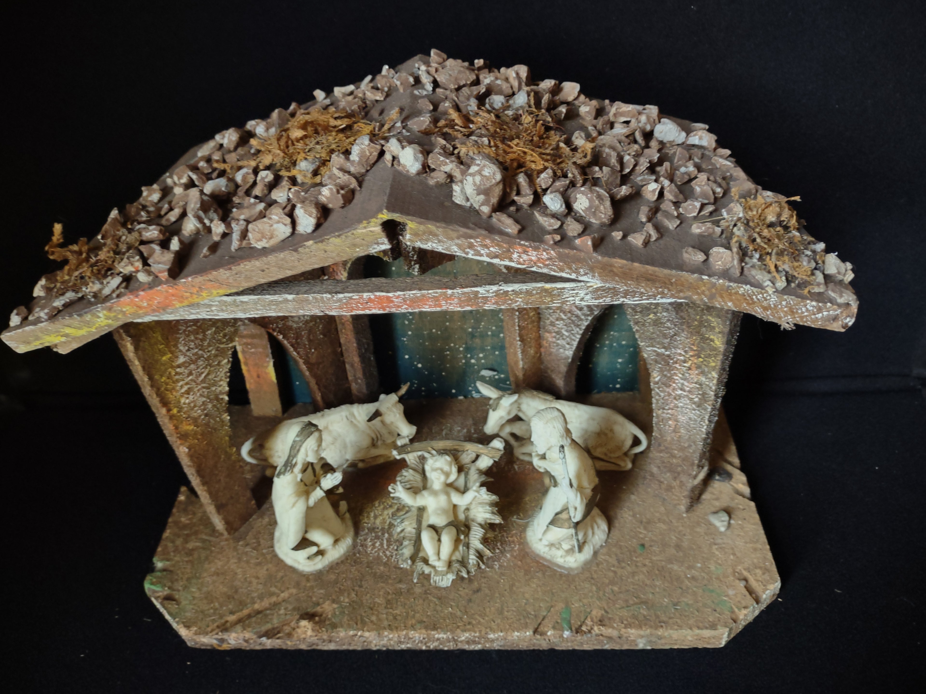 Christmas Nativity Scene Figurines Attached (lot 1596)