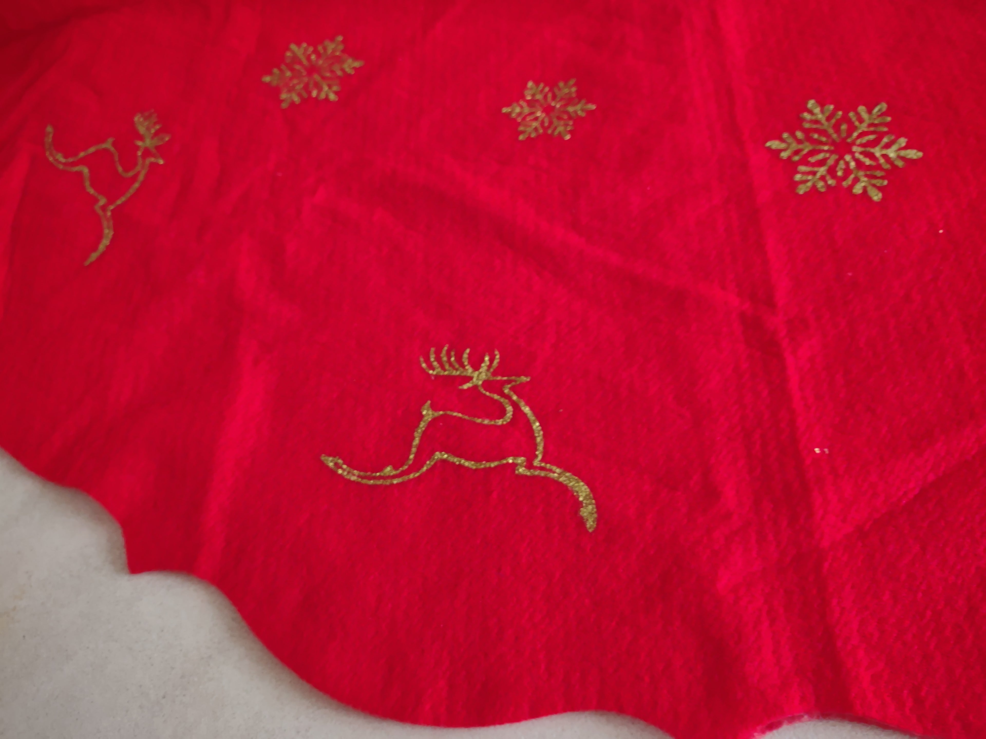Christmas Tree Skirt Red Gold Reindeer Snowflake (lot 1330)