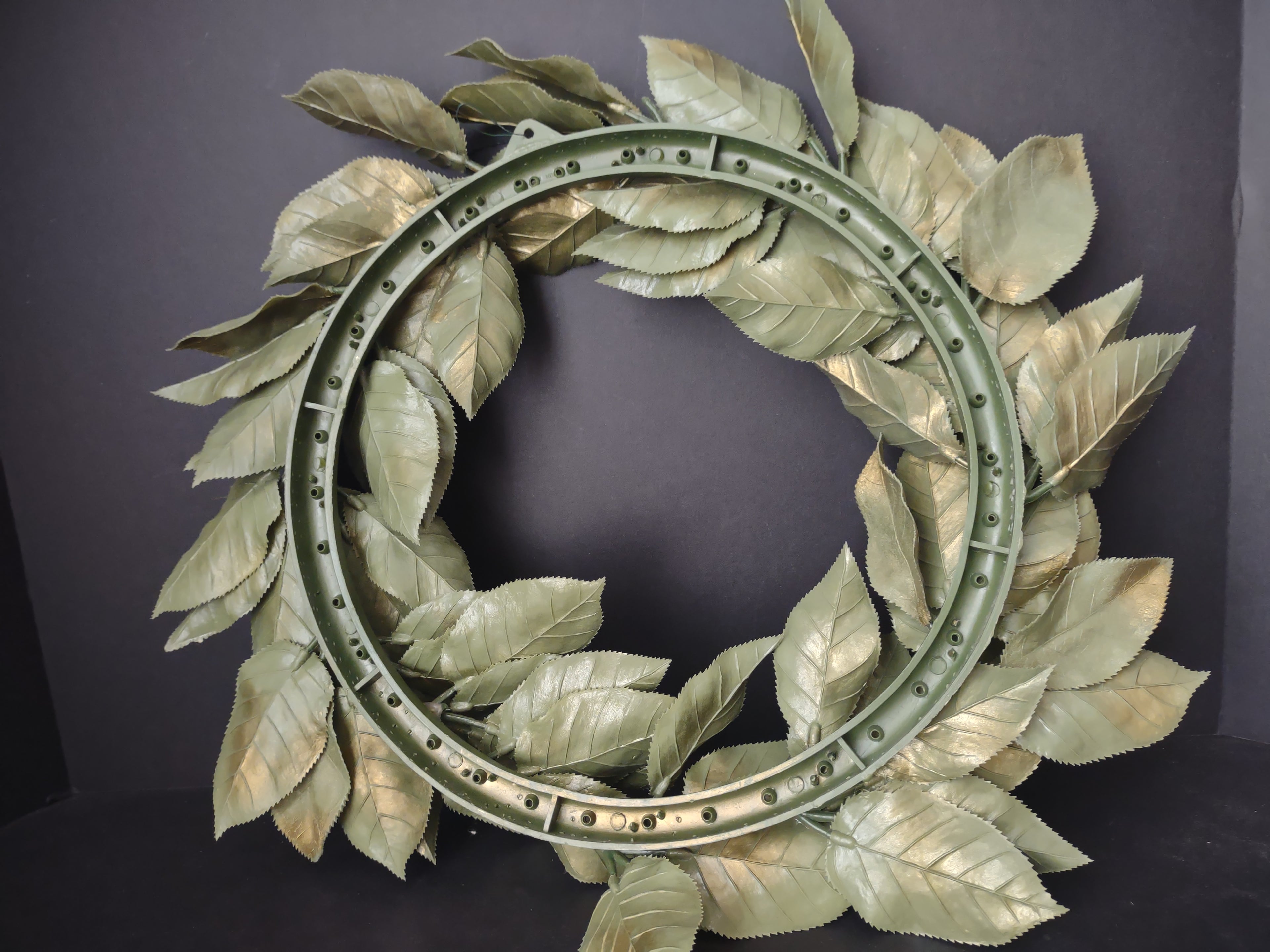 Vintage Artificial Plastic Green Leaf Laurel Wreath 12" (lot 1140)