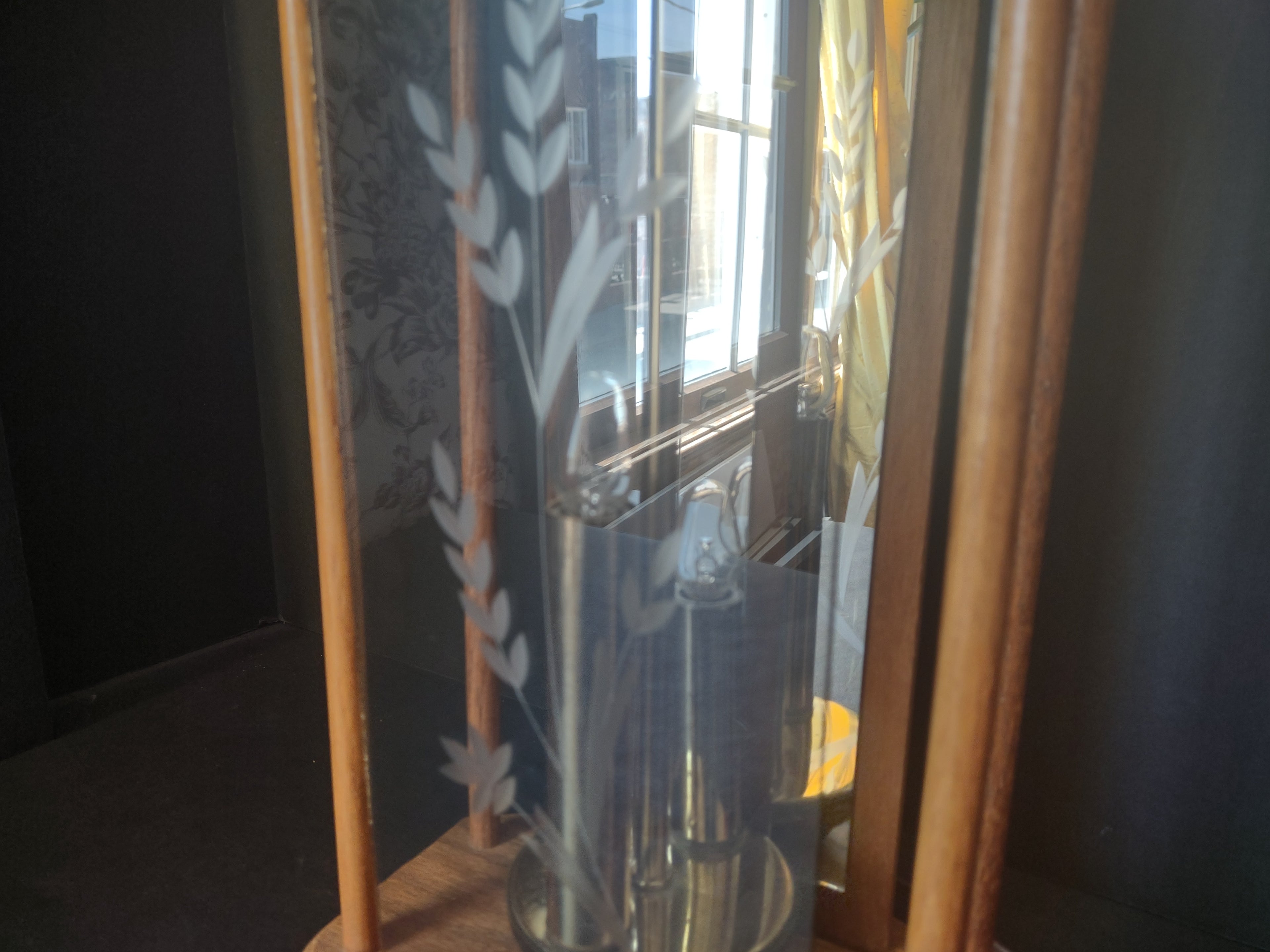Vintage Retro Wood Table Lamp Etched Glass (lot 1745)