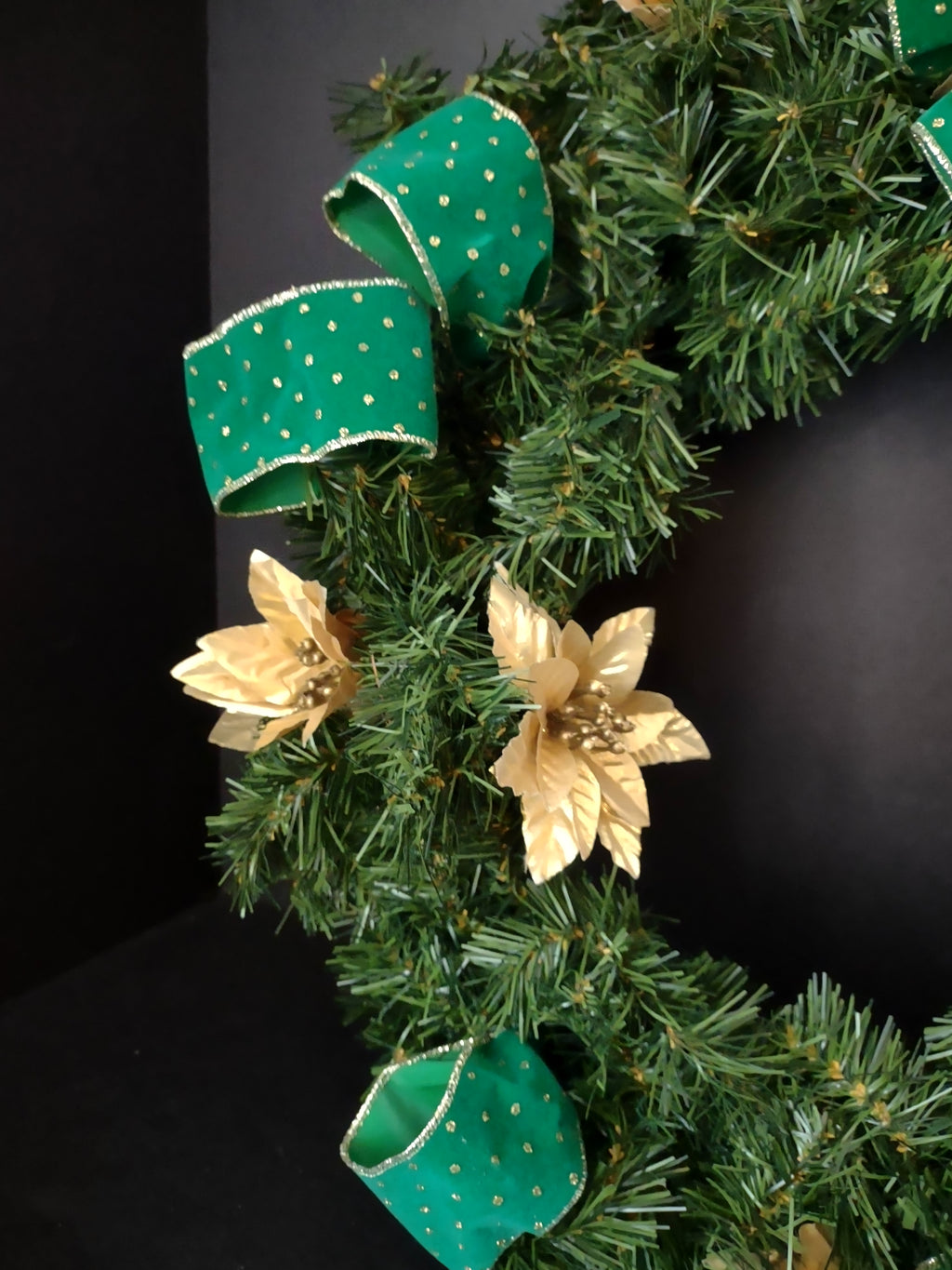 Christmas Wreath 20" Gold Poinsettia Green Ribbon Artificial (lot 1411)