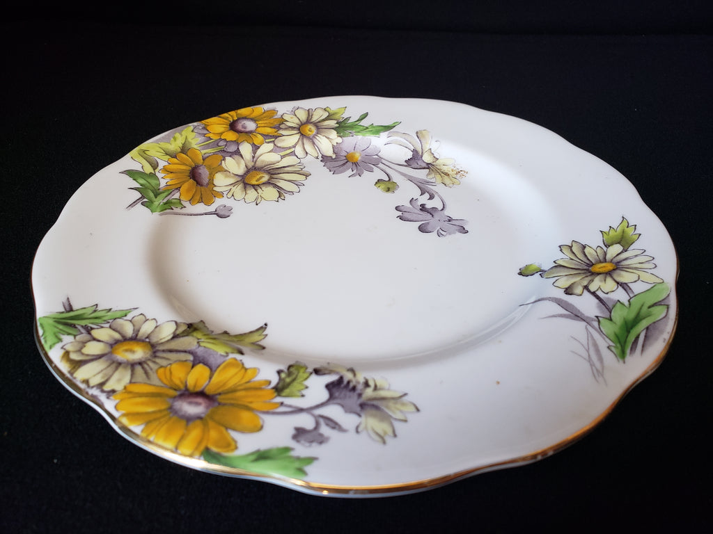 Vintage Royal Albert Daisy Dessert or Salad 8" Plate Flower of the Month (lot 2041)