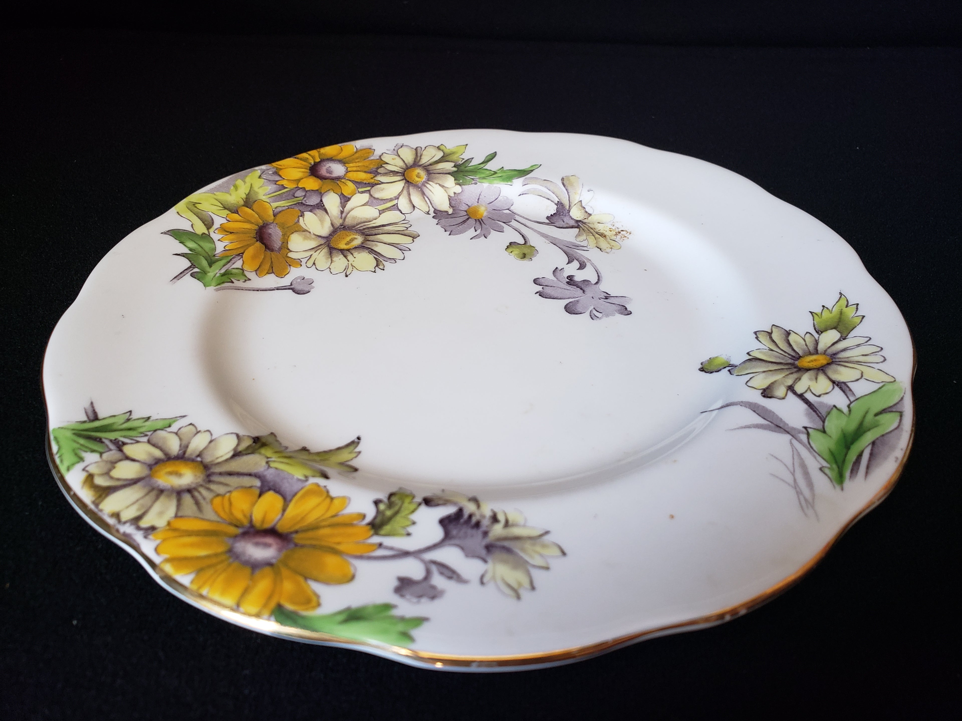 Vintage Royal Albert Daisy Dessert or Salad 8" Plate Flower of the Month (lot 2041)