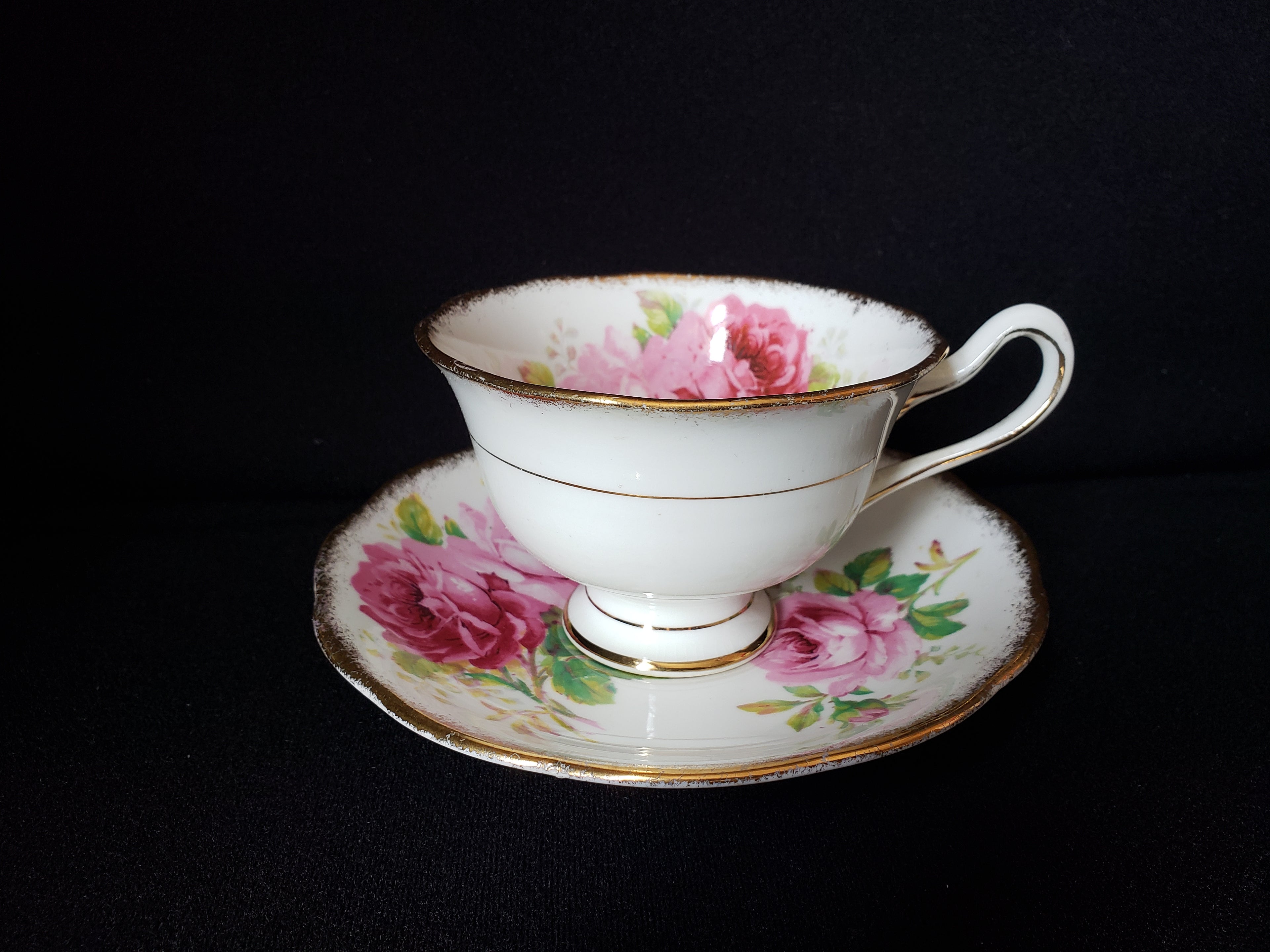 Vintage Royal Albert American Beauty Tea Cup with Saucer (lot 2048)