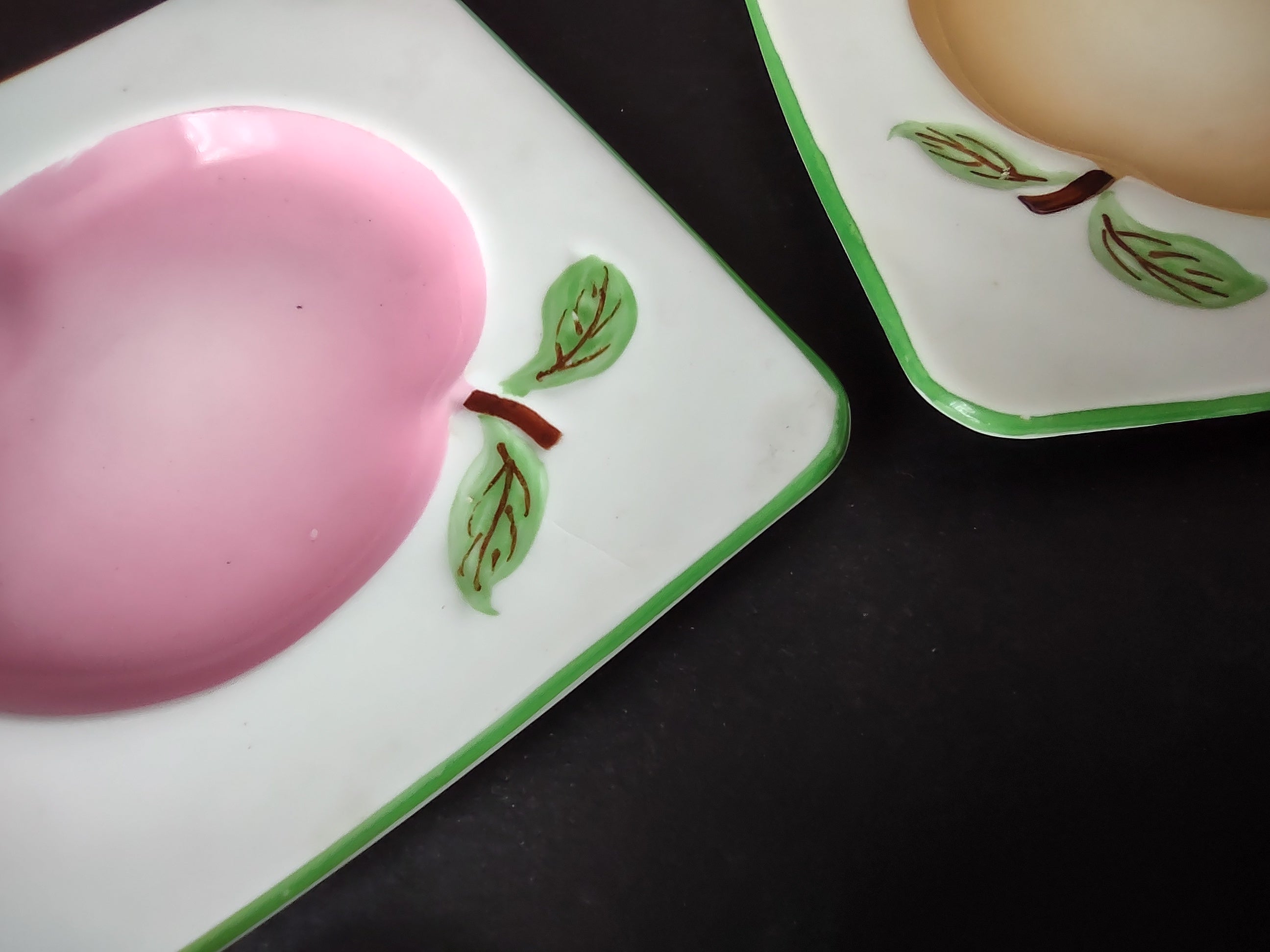 England Chelsea Set of 4 Small Square plates Apple Design (lot 1132)