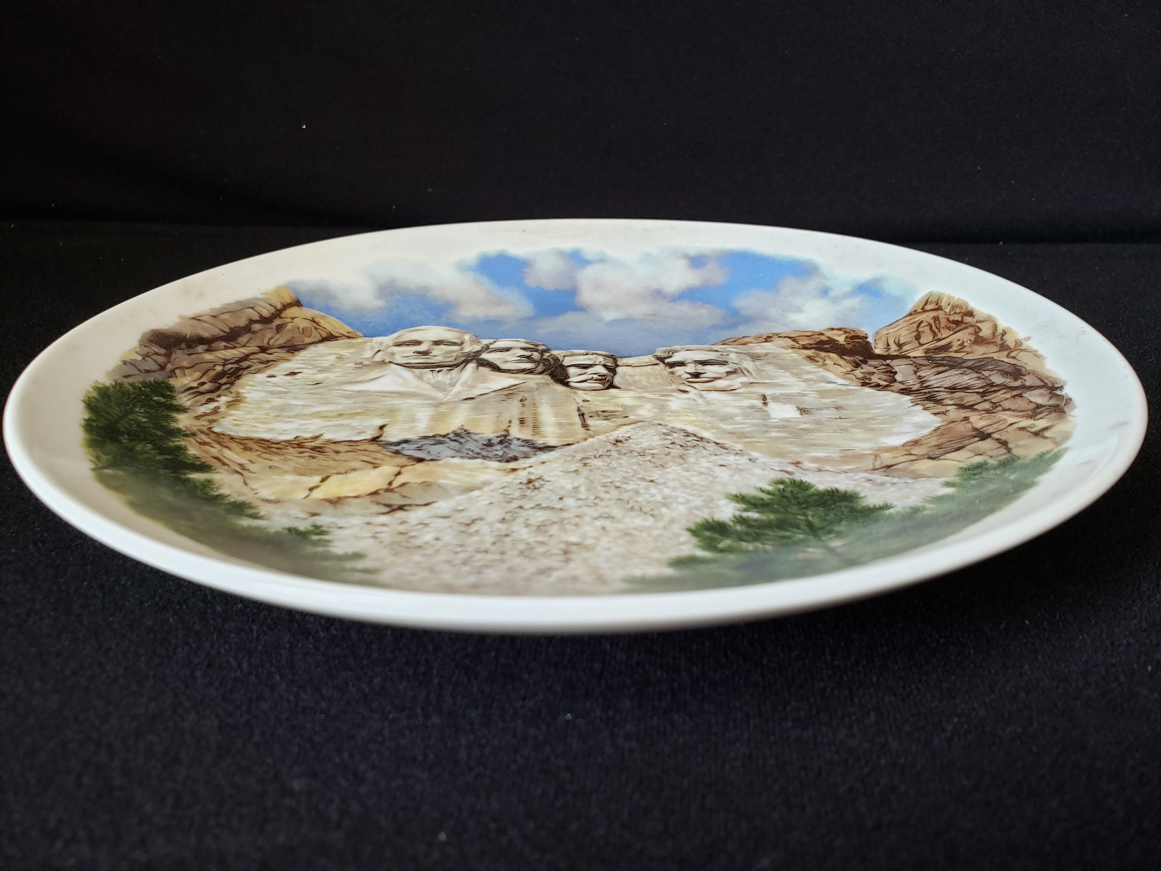 Decorative Collectible Patriotic Plate Mount Rushmore 8-1/2" (lot 2162)