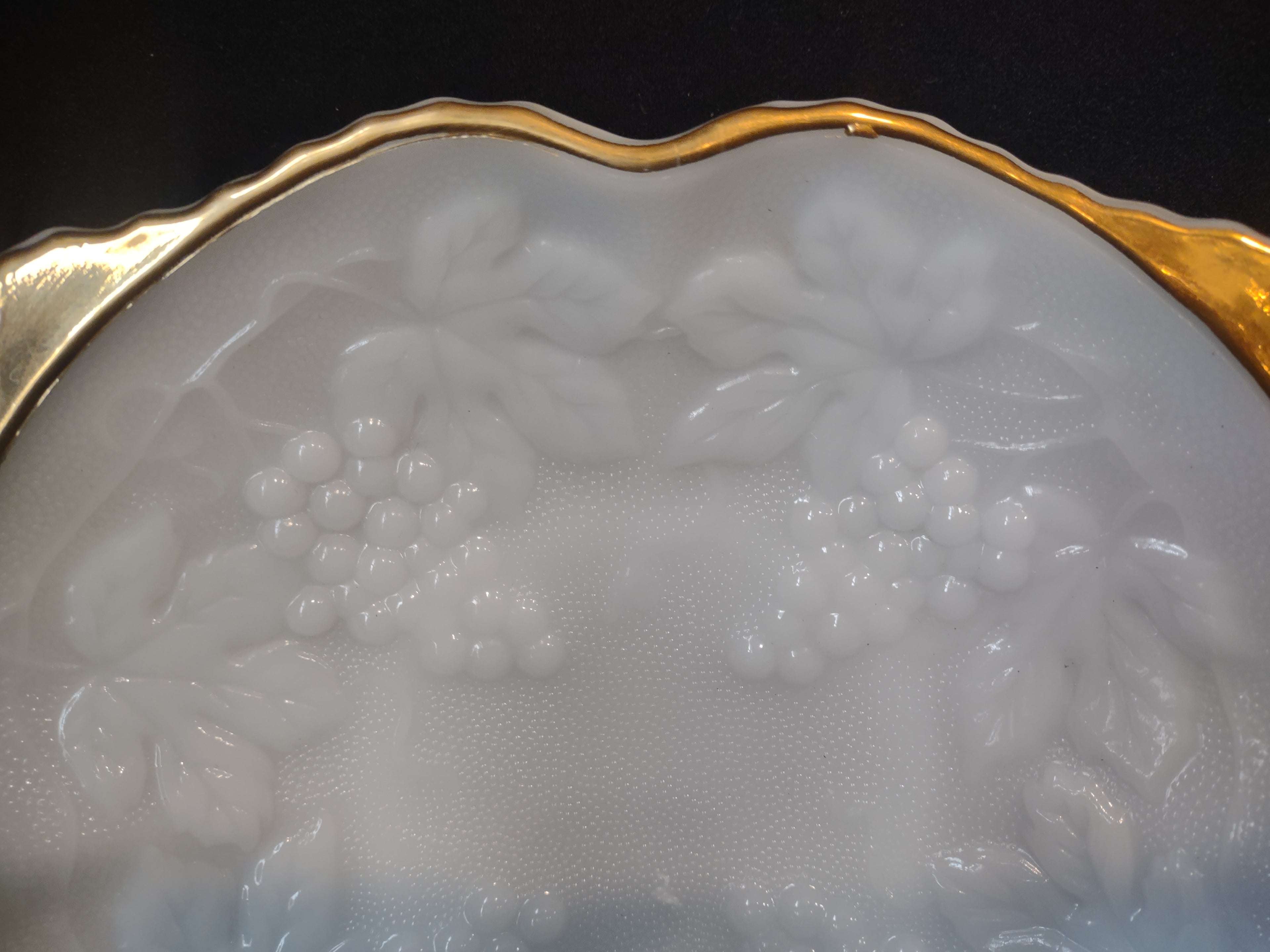 Vintage Milk Glass Grape Gold Trim Anchor Hocking Serving Platter (lot 2597c)