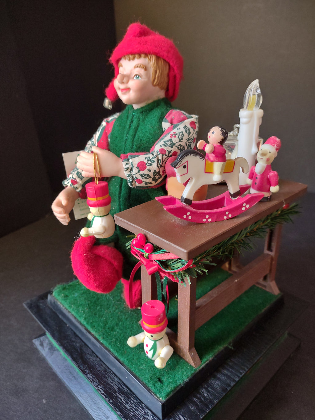 Vintage Christmas Musical Holiday Scene Plays Songs Elf (lot 1428)