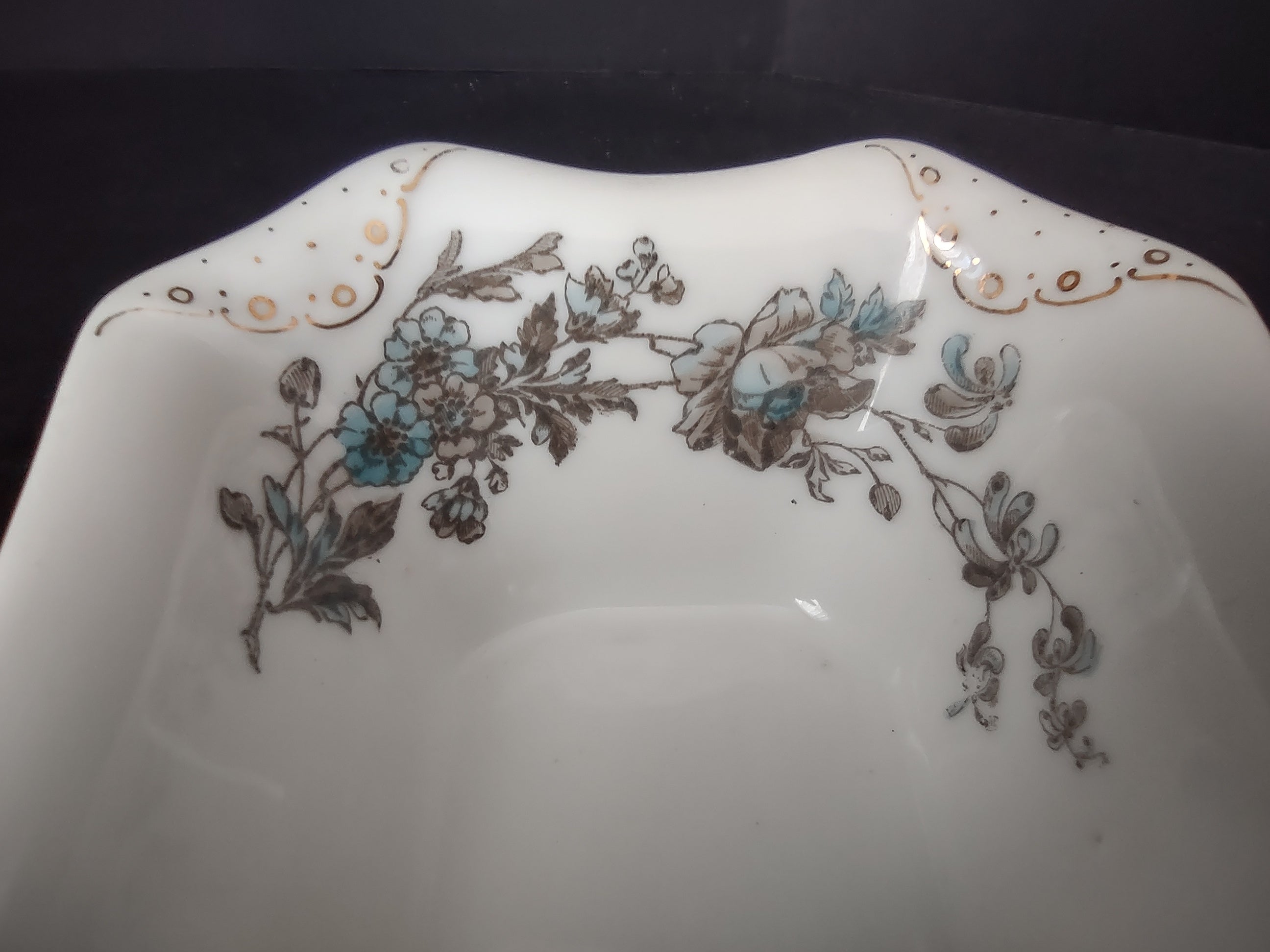 Depose Haviland Limoges Blue Flower Gravy Bowl Plate Attached (lot 963)