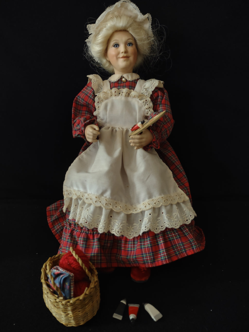 Christmas Danbury Mint Sitting Porcelain Mrs Claus Stool Basket Pallet (Lot 3753