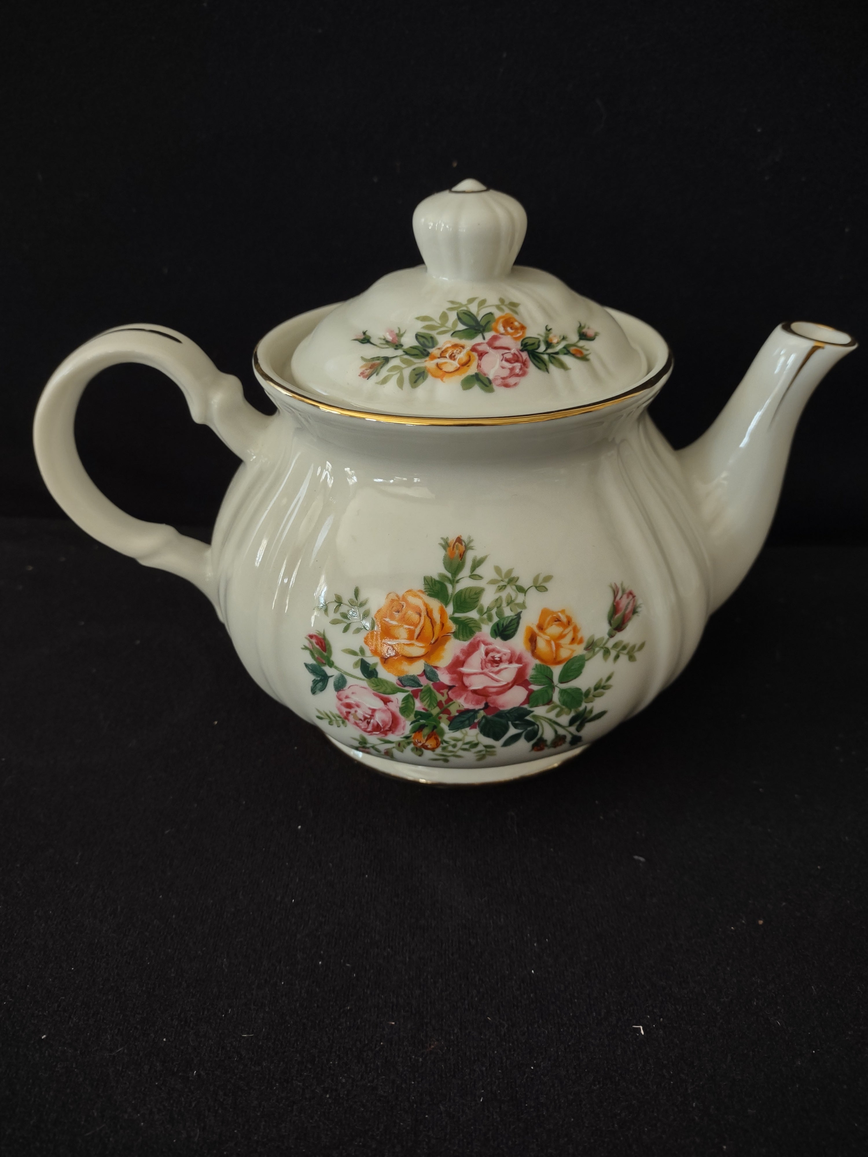 Vintage Robinson Design Group Floral Teapot Gold Trim Made In Japan (Lot 3783)