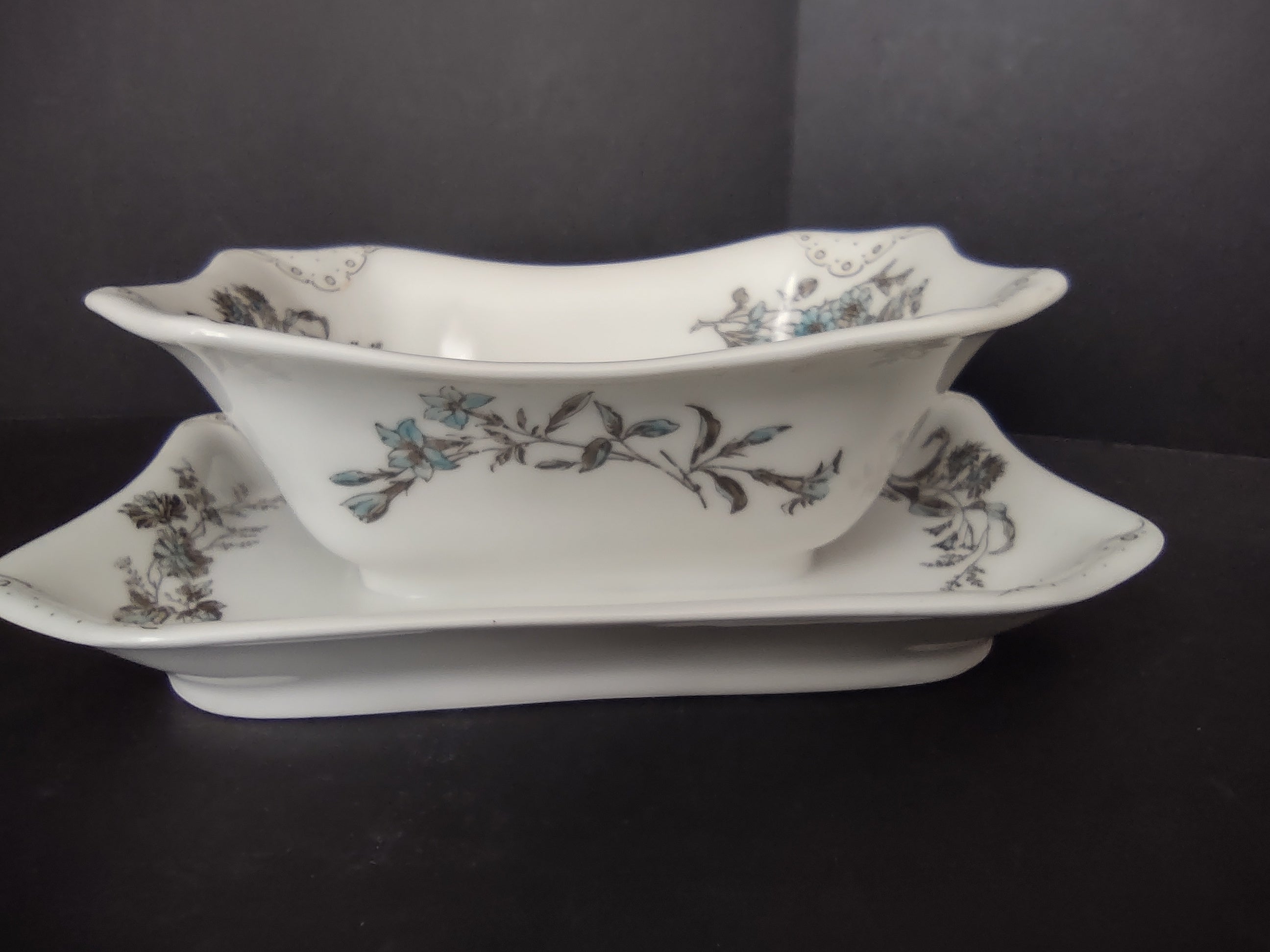 Depose Haviland Limoges Blue Flower Gravy Bowl Plate Attached (lot 963)