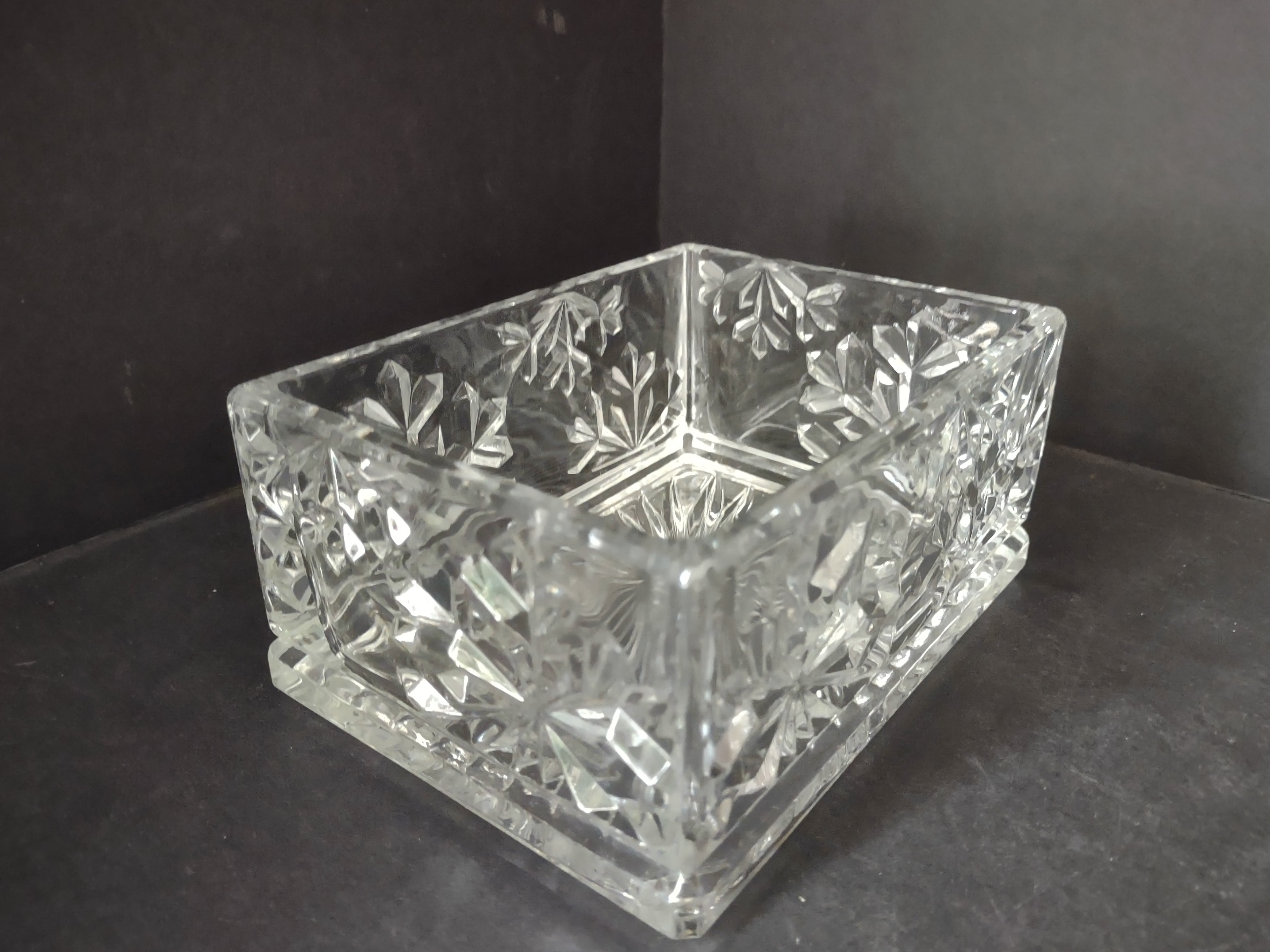 Vintage Snowflakes Christmas Glass Jewelry Box Made in USA (lot 2988c)
