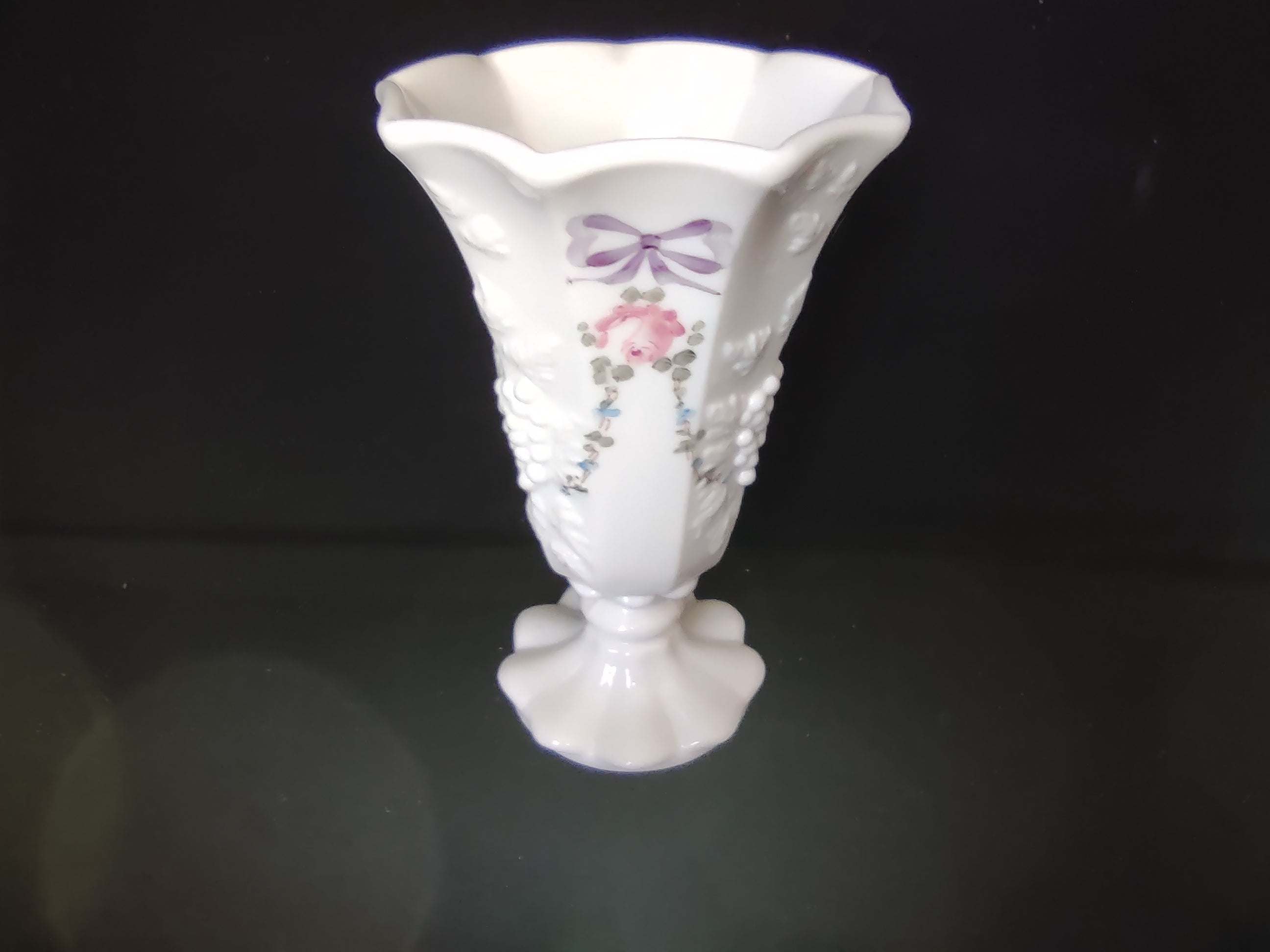 Vintage Westmoreland Milk Glass Vase Roses Ribbons (lot 2670c)