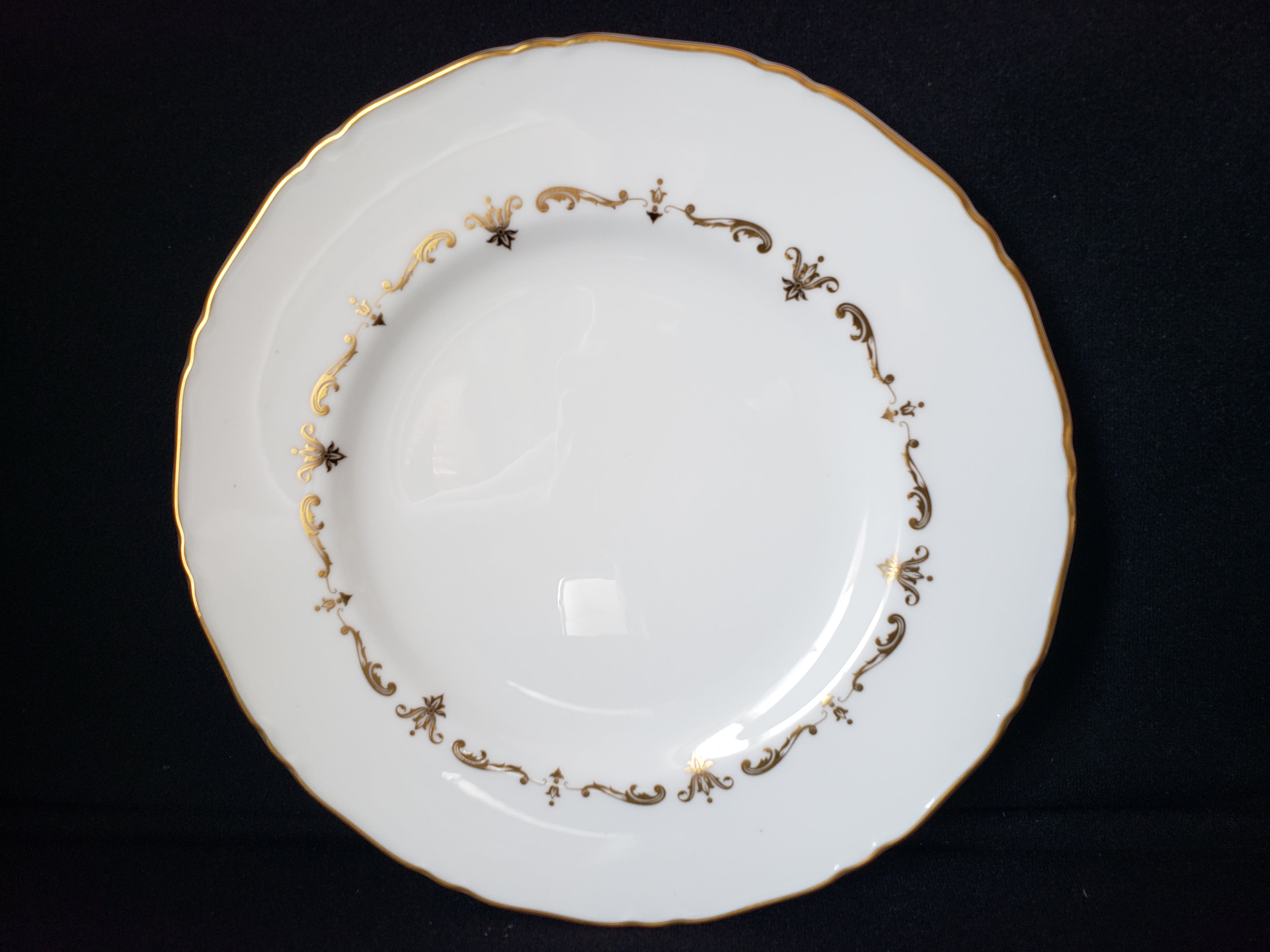 Vintage Royal Worcester Dessert or Luncheon Plate Gold Chantilly 8" (lot 2095)