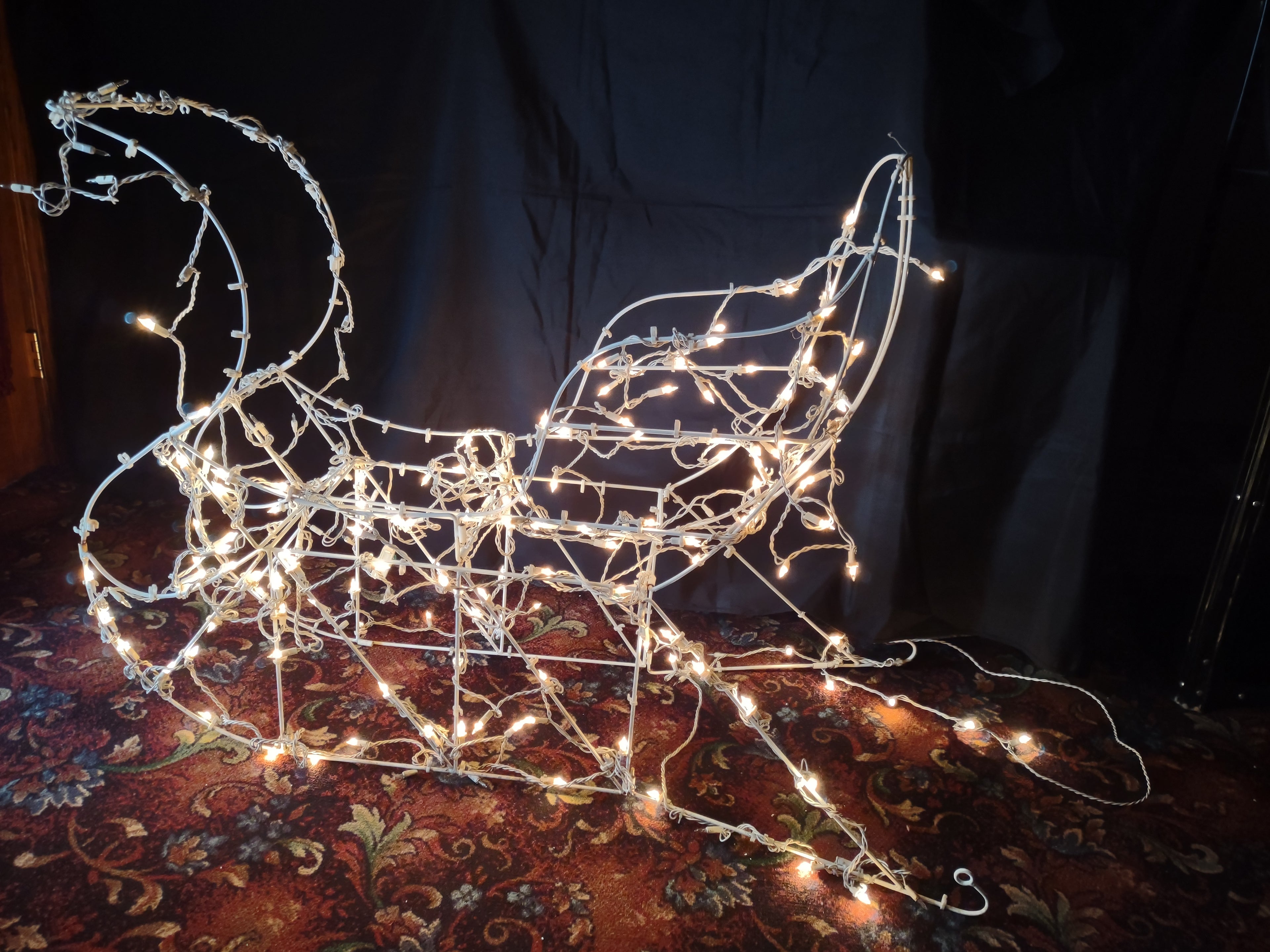 Vintage Christmas Santa Sley White Outdoor MOSTLY Lights Up (lot 3482)