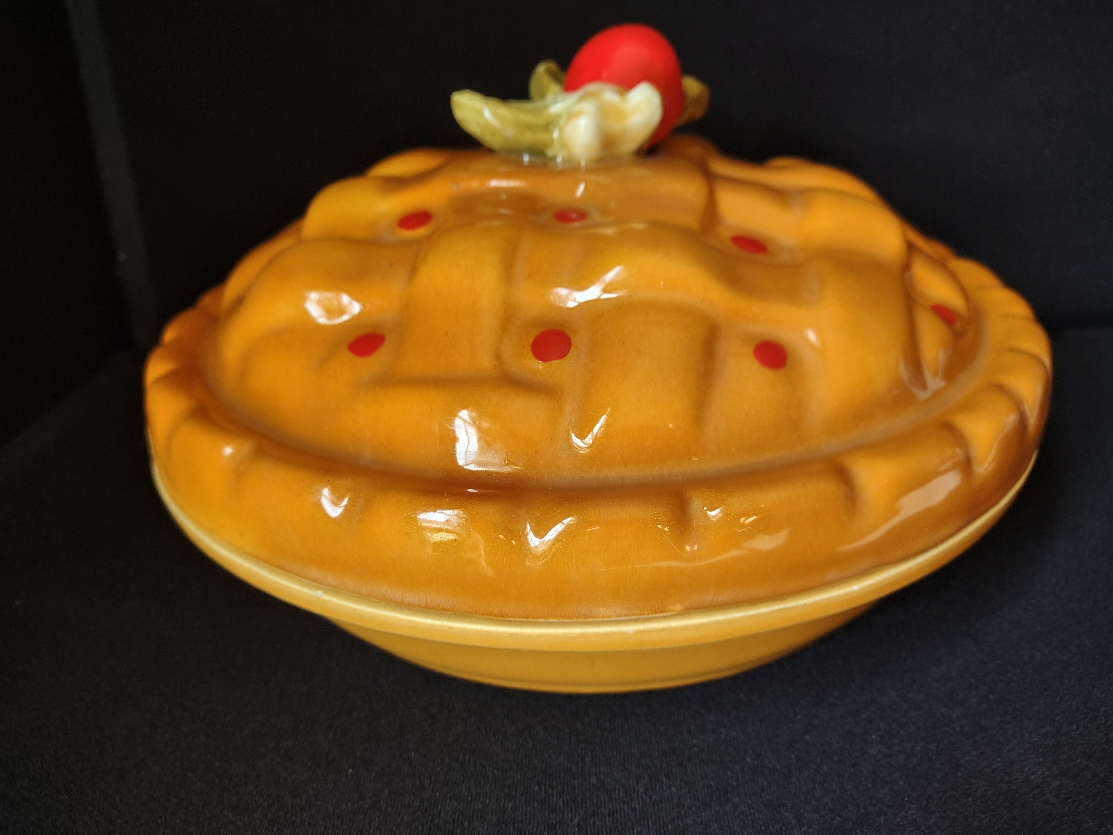 Vintage Ceramic Cherry Pie Saver Pan Holder 11" with Lid (lot 2223)