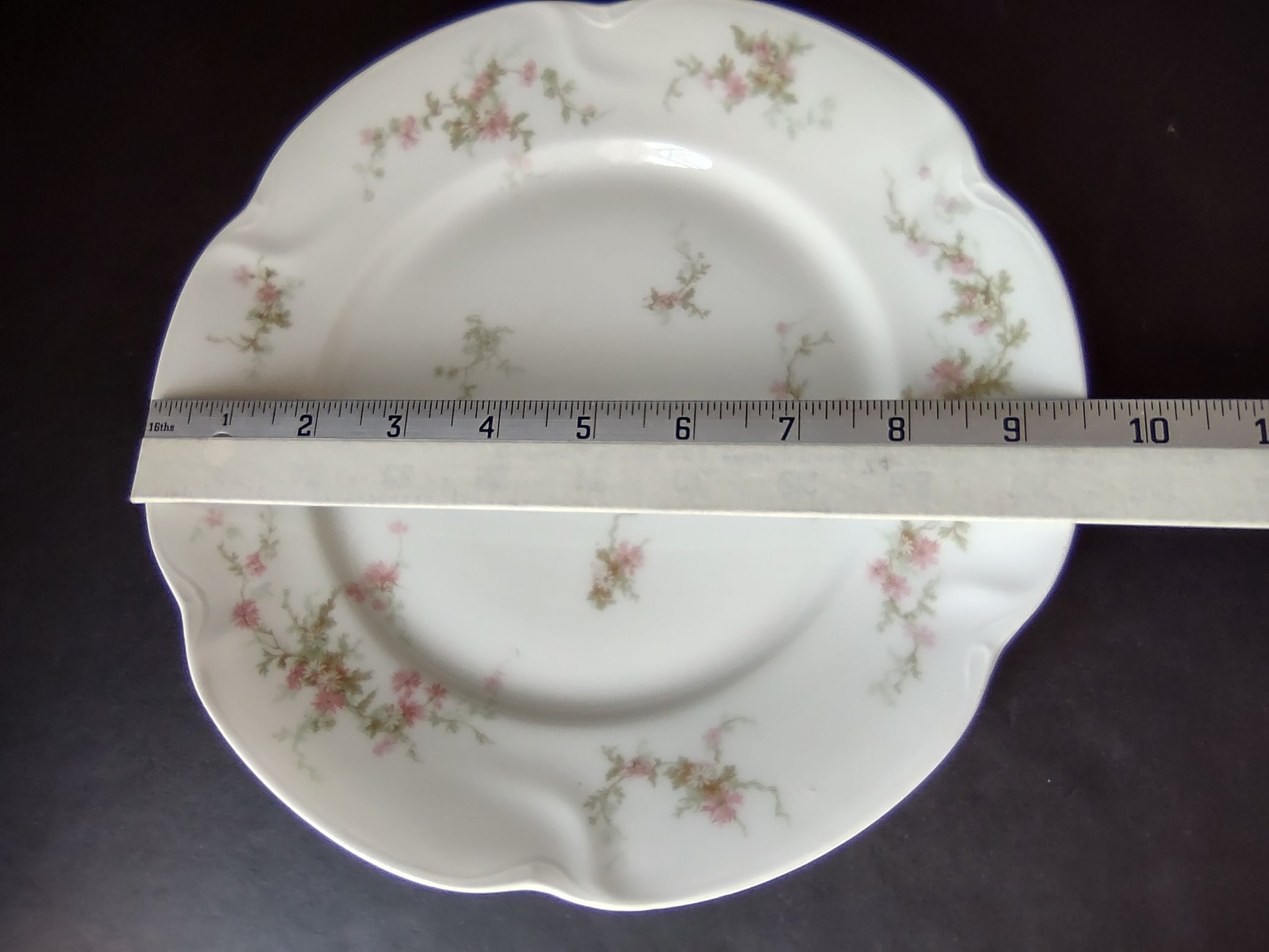 Haviland Limoges Dinner Plate Pink Thistle & Daisy (lot 880)