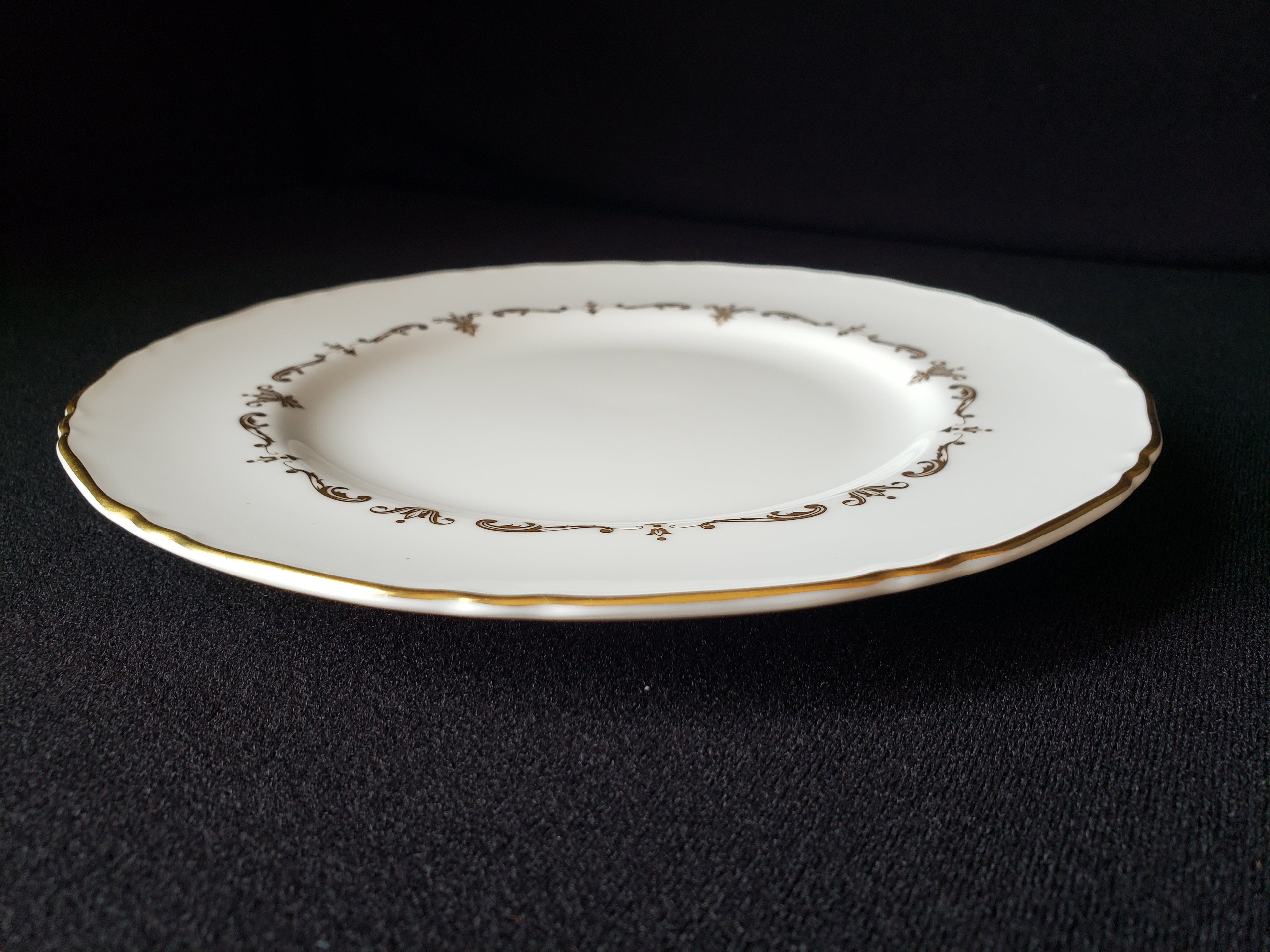 Vintage Royal Worcester Dessert or Luncheon Plate Gold Chantilly 8" (lot 2095)