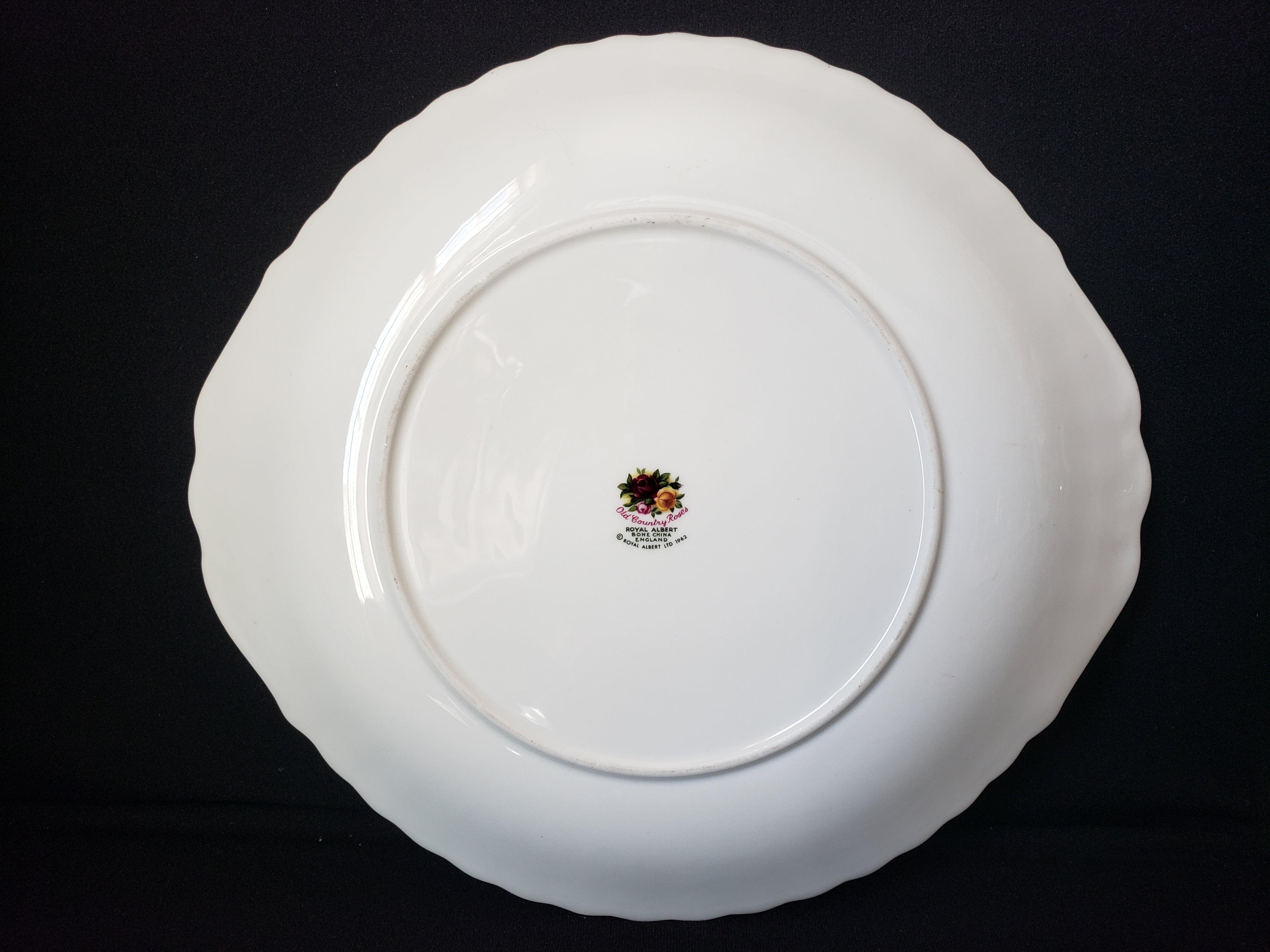 Vintage Royal Albert Cake Plate Old country Roses Gold Trim (lot 2043)