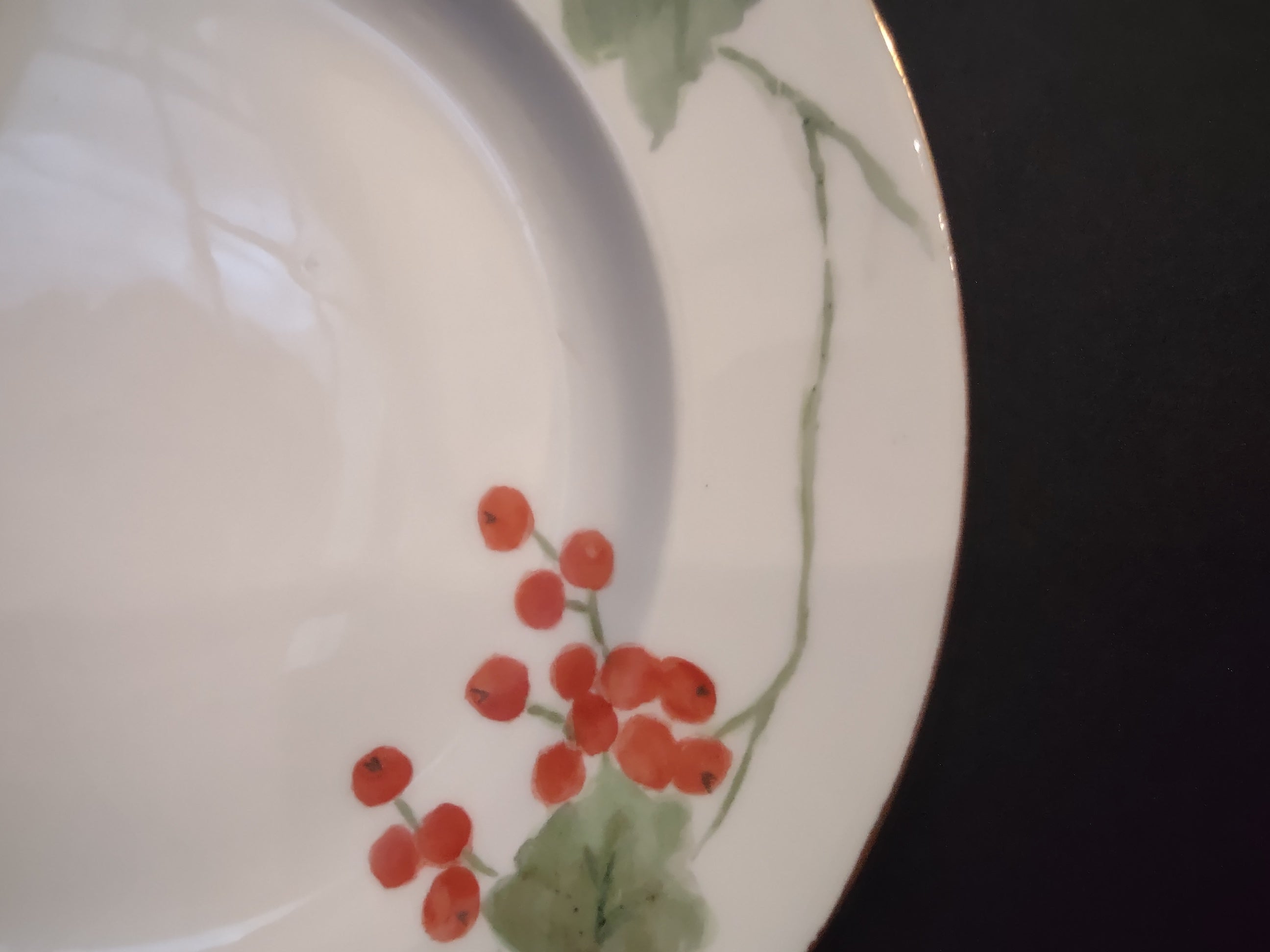 Haviland France Limoges Luncheon Plate Cranberries Christmas (lot 1008)