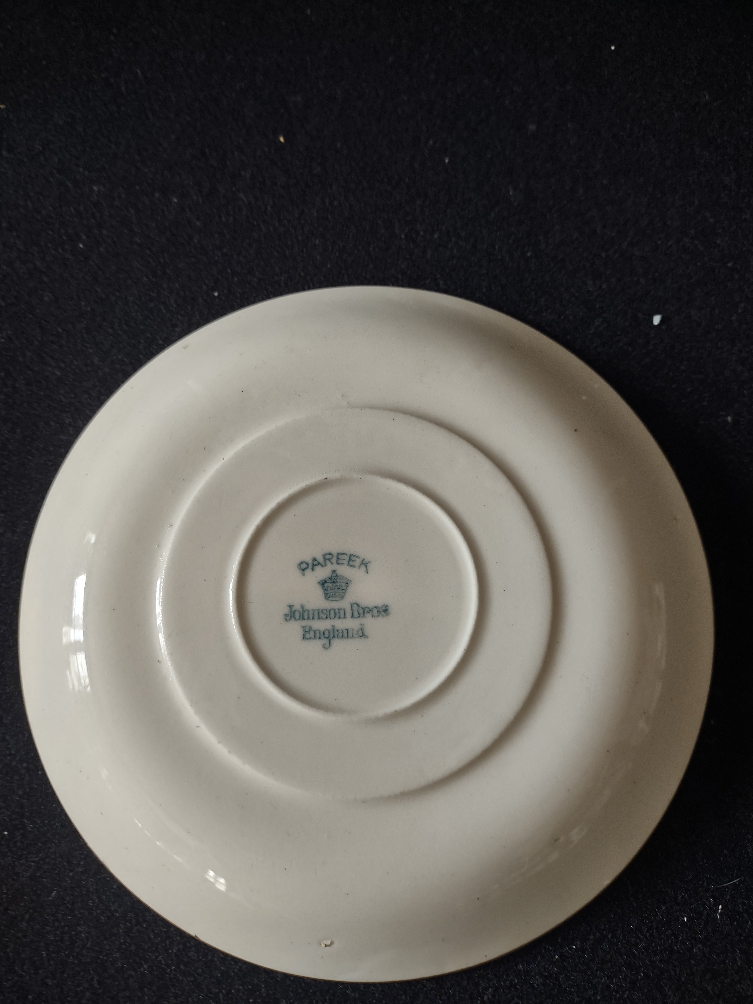 Vintage Johnson Brothers Teacup Saucer Pareek Gold Rimmed Set Of 4 (Lot 5548)