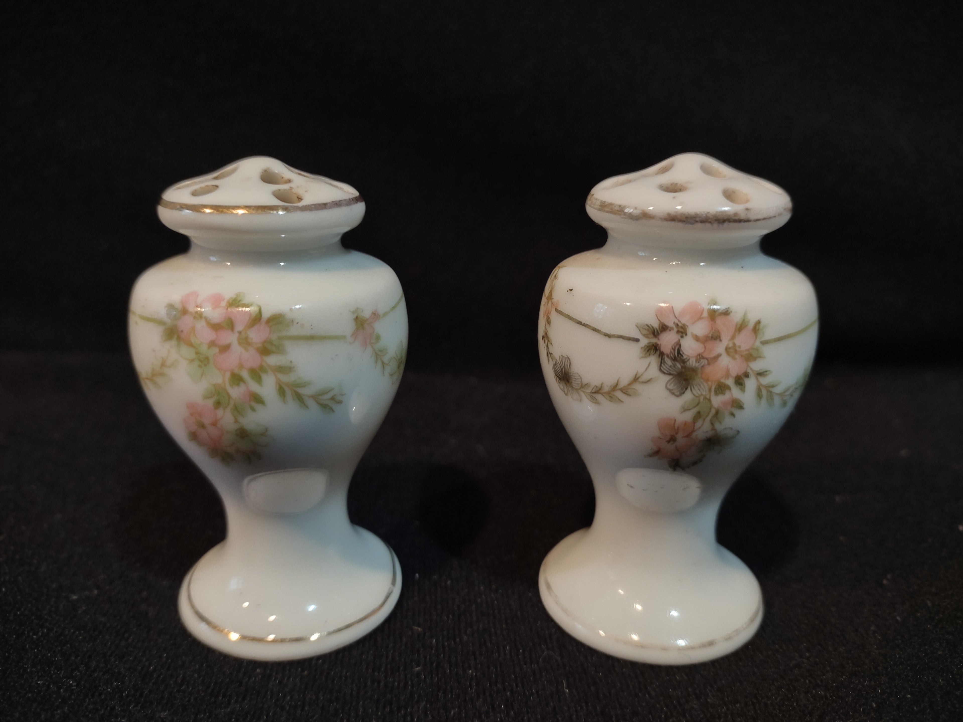 Vintage Small Salt and Pepper Shaker Japan Garland Floral (lot 5368)