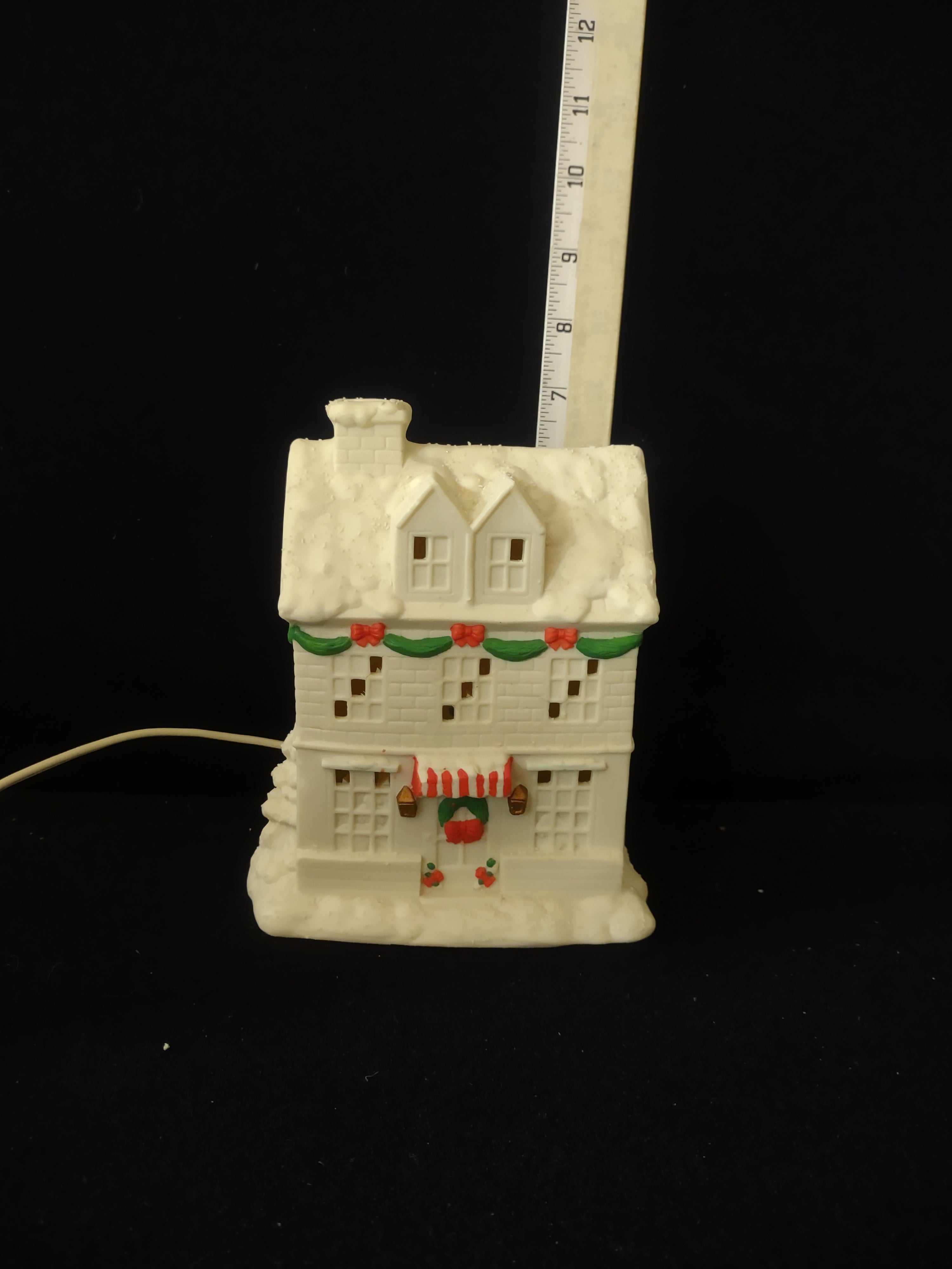 Vintage Thrift Drug Winter Wonderland Village Porcelain Light Up House (Lot 3597