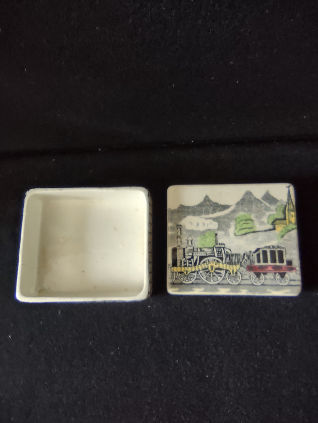 Vintage Ceramic Lidded Keepsake Box Railway B & B Steam Engine England (Lot 5809
