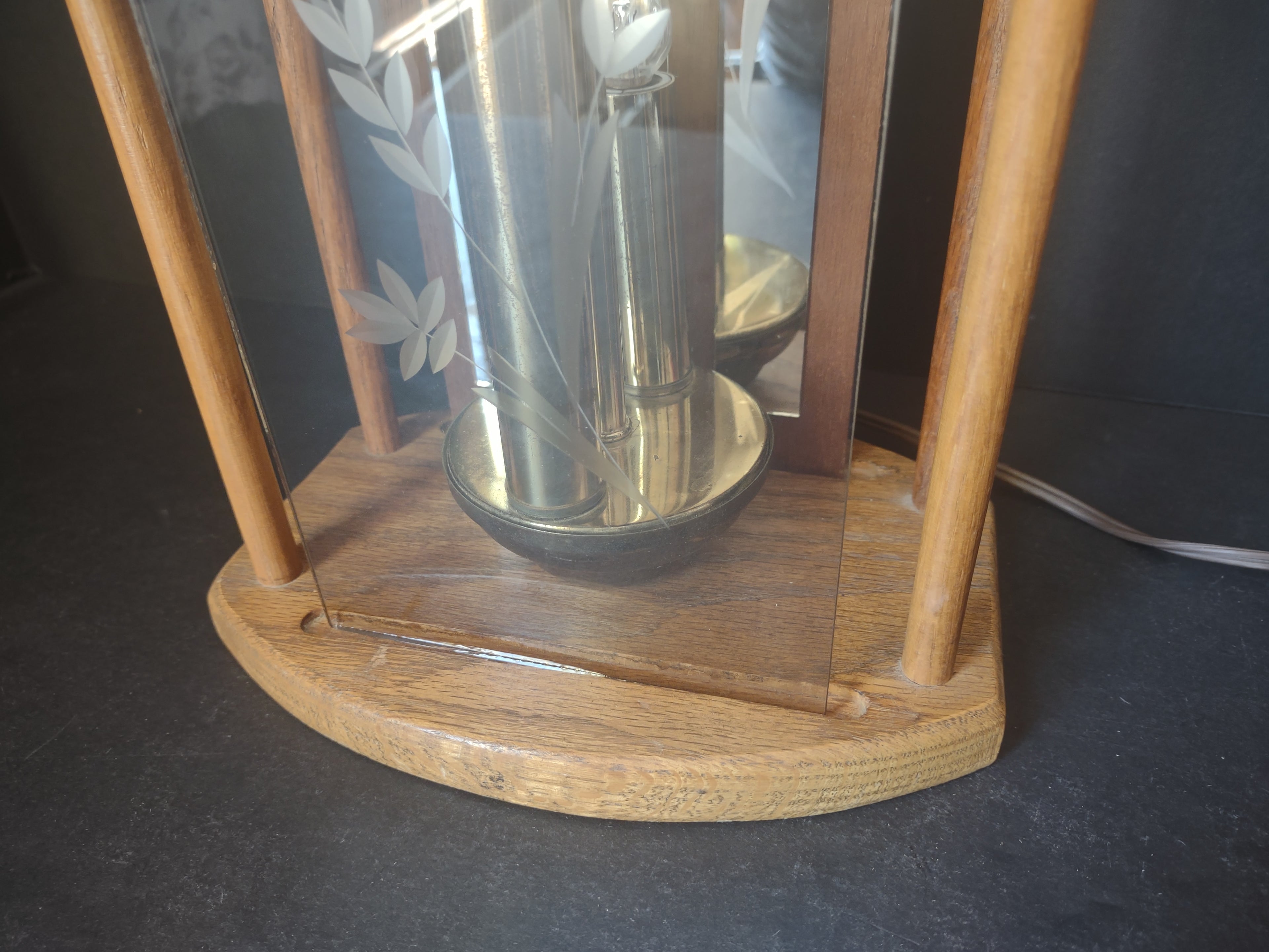 Vintage Retro Wood Table Lamp Etched Glass (lot 1745)