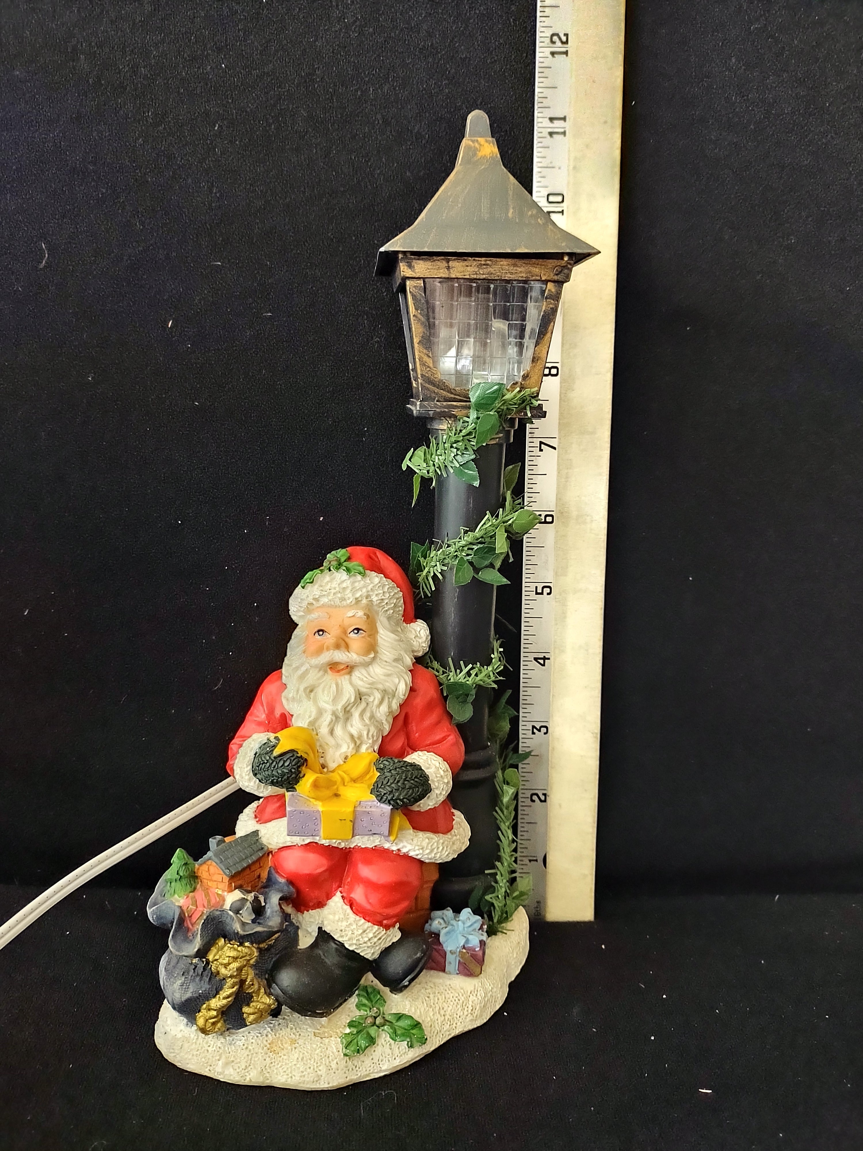Vintage Christmas Santa Toy Sack Lamp Post Flickering Light (Lot 3651)