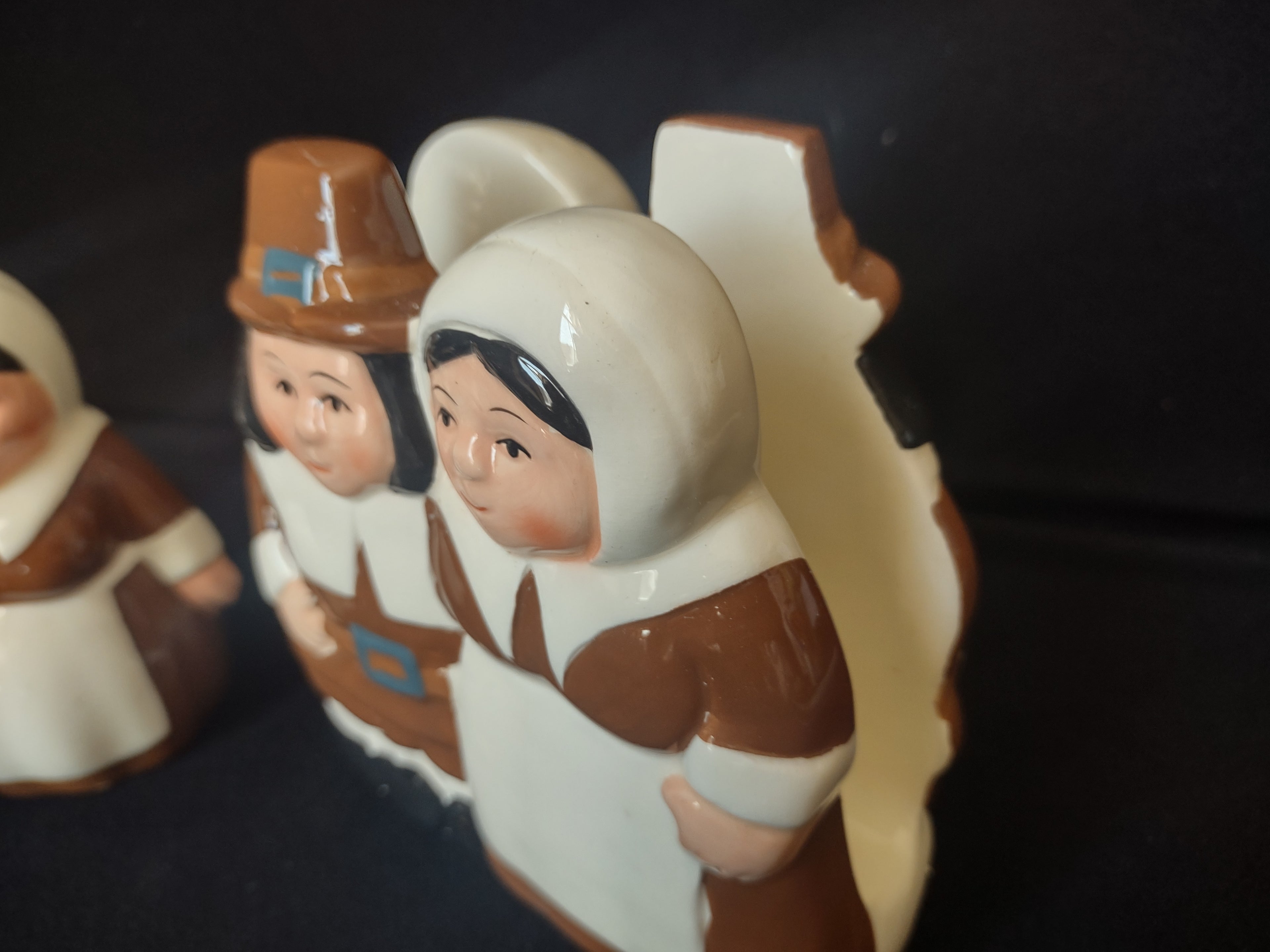 The Pilgrim Pair Thanksgiving Set Salt Pepper Shaker Napkin Holder (lot 2236)