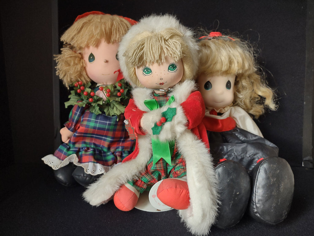 Set 3 Vintage Christmas Precious Moments Dolls Holly Evie (lot 2315)