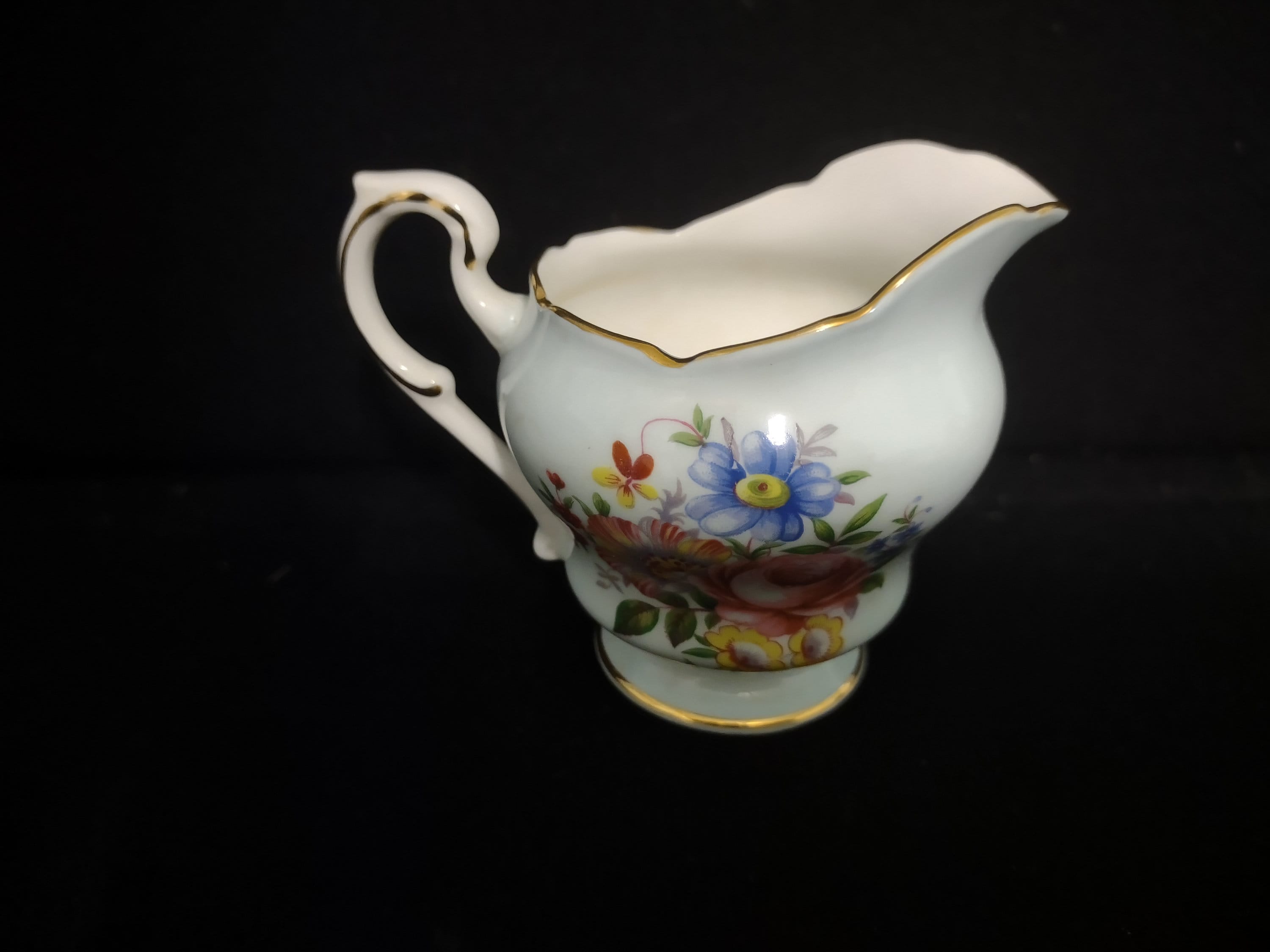 Vintage Set Creamer and Sugar Bowl Paragon Bone China England 2-3/4" (lot 119)