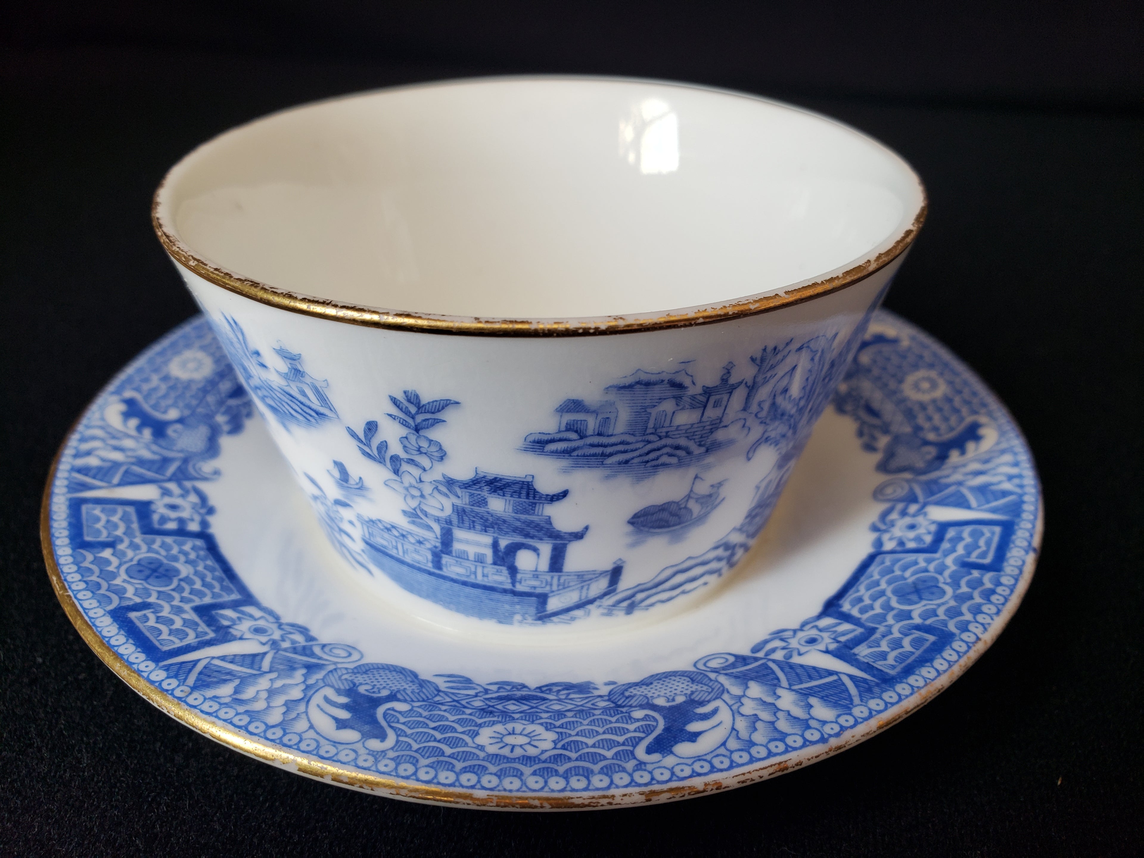 Vintage Royal Worcester Tea Cup Attached to Saucer Blue and White (lot 2076)