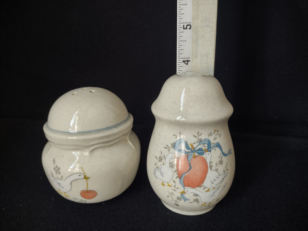Vintage Marmalade Salt Pepper Shaker Geese Duck Cherry Apple Ribbon (lot 2845c)